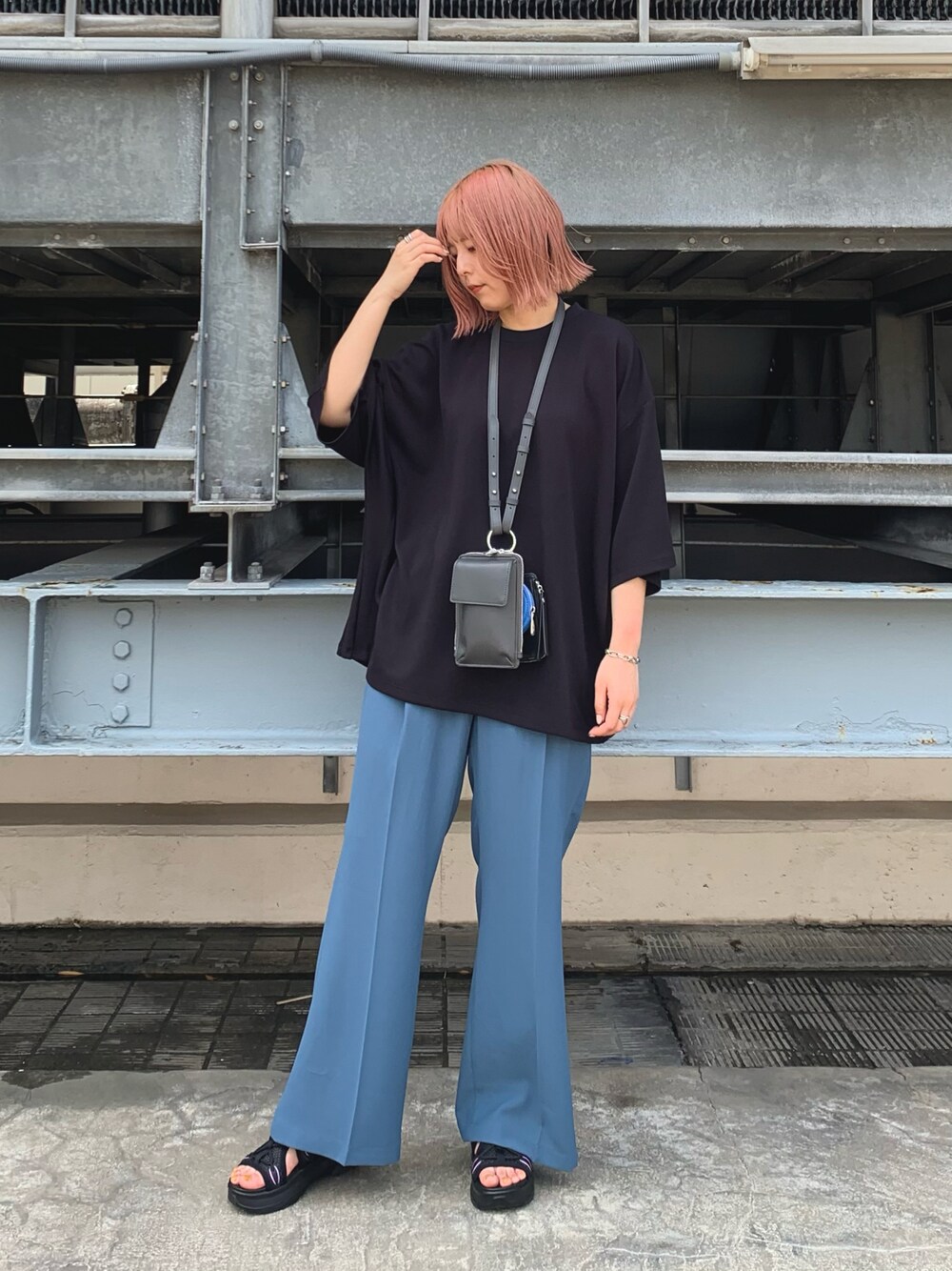 「夏コーデ、大人カジュアル、シンプルコーデ、オーバーサイズ、リラックススタイル、カラーパンツ、フレアパンツ、ゆるコーデ、ブルー、メンズライク、tk.TAKEO KIKUCHI」｜「tk.TAKEO KIKUCHIのマシュマロダンボールドルマンカットソー（Tシャツ/カットソー、ブラック系）」を使った、新宿ルミネエストtkさん（レディース・161cm）の夏コーディネートの1枚目の写真