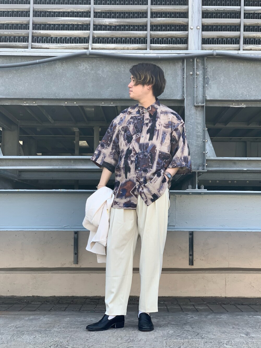 「おしゃれさんと繋がりたい、お洒落さんとつながりたい、いいね、save、フォローお願いします🤑、シャツスタイル、大人カジュアル、春夏コーデ、休日スタイル、レトロ、柄シャツ、ホワイトコーデ、きれいめカジュアル、ヒール、新宿ルミネエスト、tk.TAKEO KIKUCHI」｜「tk.TAKEO KIKUCHIのレトロ柄シャツ（シャツ/ブラウス、ブルー系）」を使った、新宿ルミネエストtkさん（メンズ・171cm）の春コーディネートの1枚目の写真