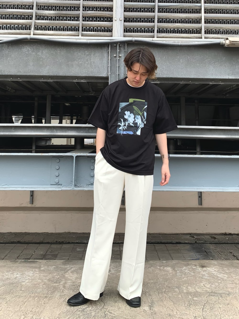 「ootd、今日のコーデ、おしゃれさんと繋がりたい、いいね、save、フォローお願いします🤑、Tシャツ、黒Tシャツ、Tシャツスタイル、きれいめカジュアル、白パンツ、フレアパンツ、夏コーデ、休日スタイル、ワイドパンツ、tk.TAKEO KIKUCHI、新宿ルミネエスト」｜「tk.TAKEO KIKUCHIのネガフラワーコラージュ半袖Tシャツ（Tシャツ/カットソー、ブラック系）」を使った、新宿ルミネエストtkさん（メンズ・171cm）の春コーディネートの1枚目の写真