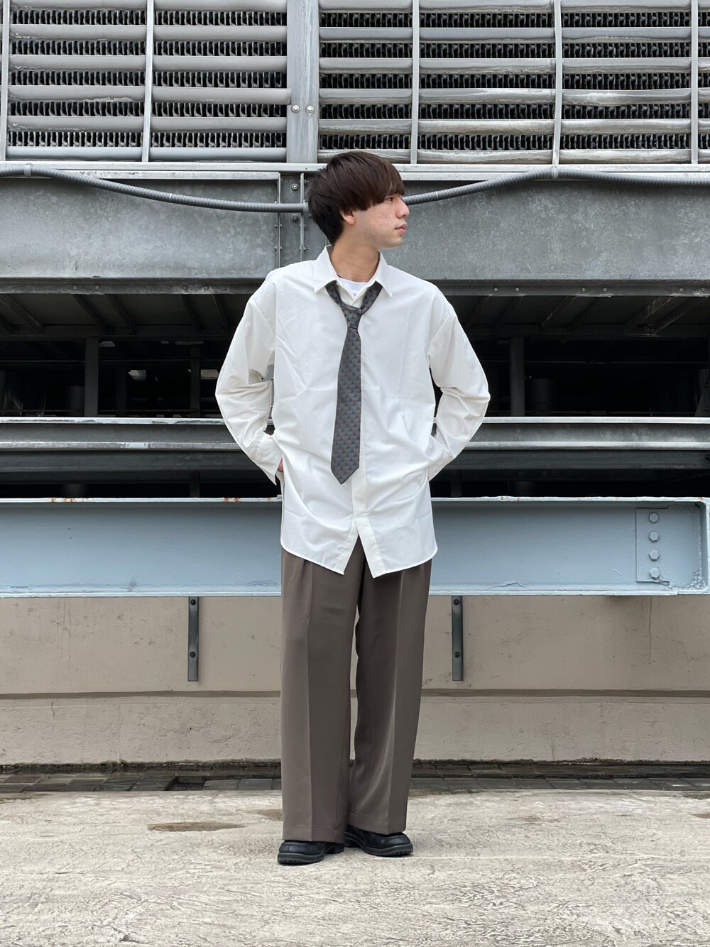 「シンプルコーデ、カジュアルコーデ、きれいめカジュアル、ネクタイ、ワイドパンツ、ビッグシルエット、オトナカジュアル、いいね、save、フォローお願いします🤑、ootd、tk.TAKEO KIKUCHI」｜「tk.TAKEO KIKUCHIのギミックベルトダブルクロスパンツ（その他パンツ、ブラウン系）」を使った、新宿ルミネエストtkさん（メンズ・173cm）の秋コーディネートの1枚目の写真