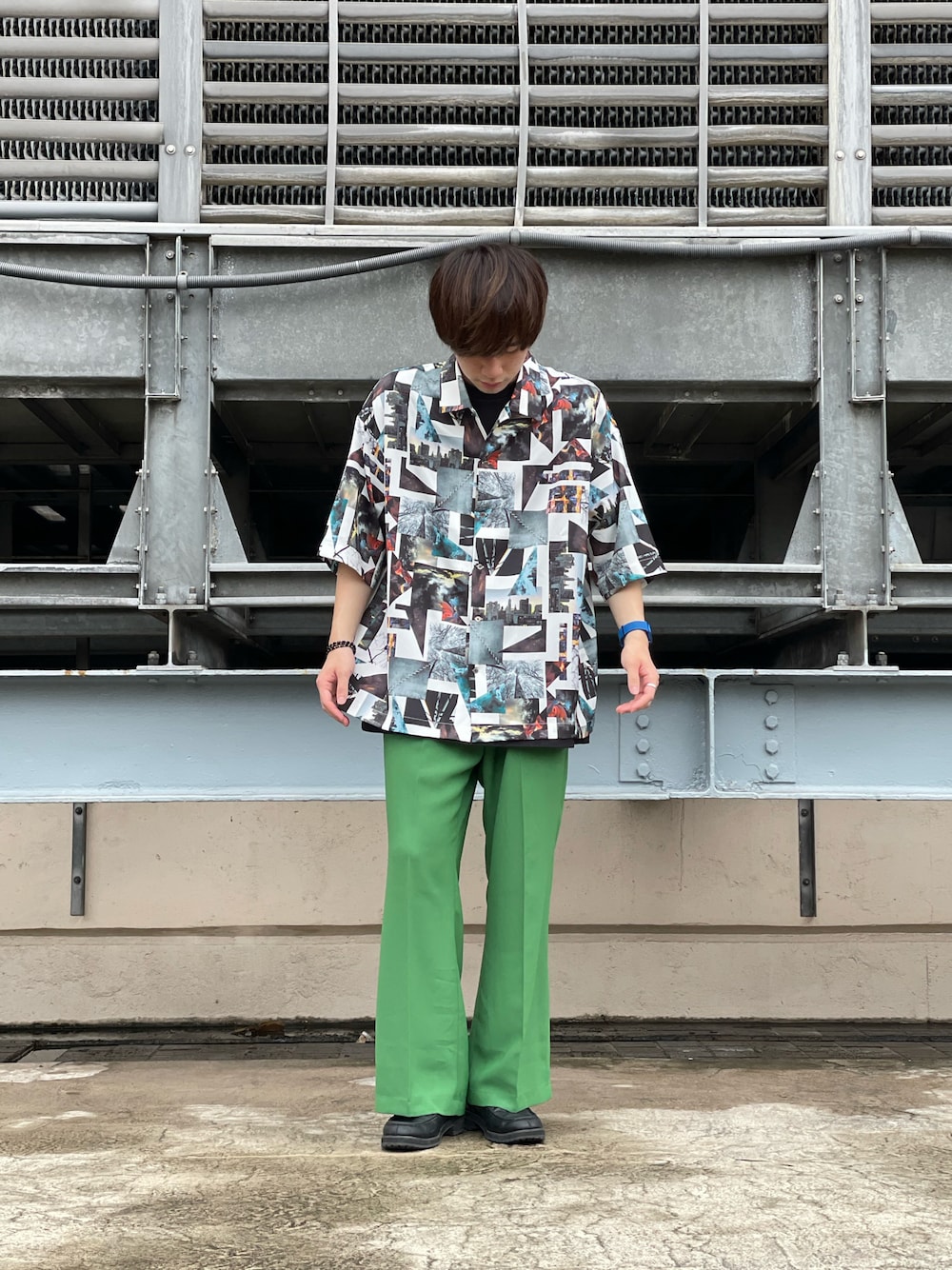 「夏コーデ、ワイドパンツ、カラーパンツ、真夏のアクティブスタイル、柄シャツ、きれいめカジュアル、おしゃれさんと繋がりたい、ootd、いいね、save、フォローお願いします🤑、tk.TAKEO KIKUCHI」｜「tk.TAKEO KIKUCHIのカラーワイドフレアパンツ（その他パンツ、グリーン系）」を使った、新宿ルミネエストtkさん（メンズ・173cm）の夏コーディネートの1枚目の写真