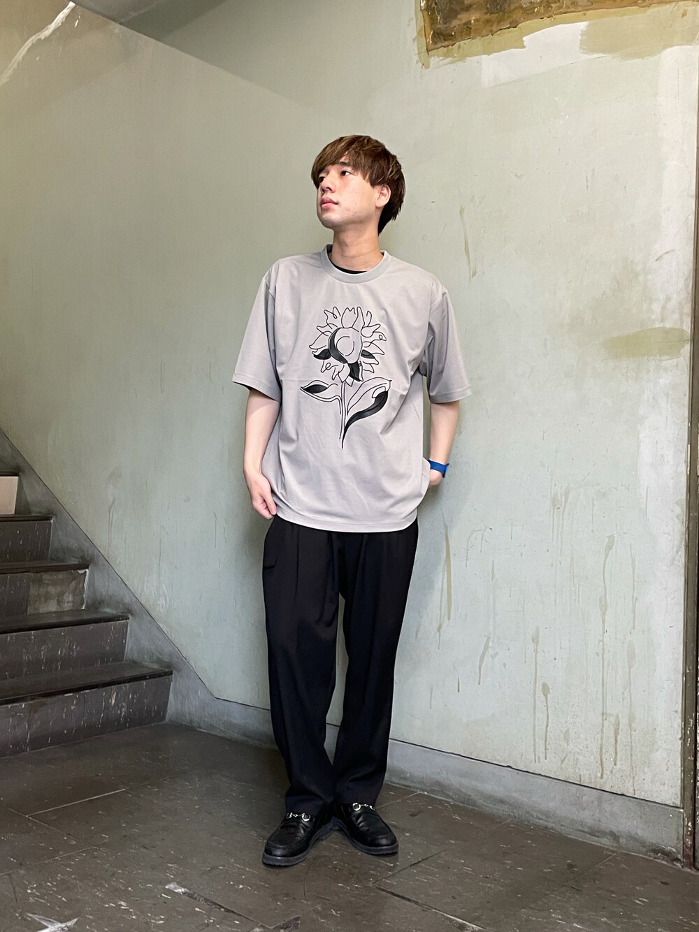 「ootd、グレー、夏コーデ、カジュアル、キレイめ、休日スタイル、シンプルコーデ、おしゃれさんと繋がりたい、いいね、save、フォローお願いします🤑、tk.TAKEO KIKUCHI」｜「tk.TAKEO KIKUCHIのリネンライク多タックパンツ（スーツパンツ、ブラック系）」を使った、新宿ルミネエストtkさん（メンズ・173cm）の夏コーディネートの1枚目の写真