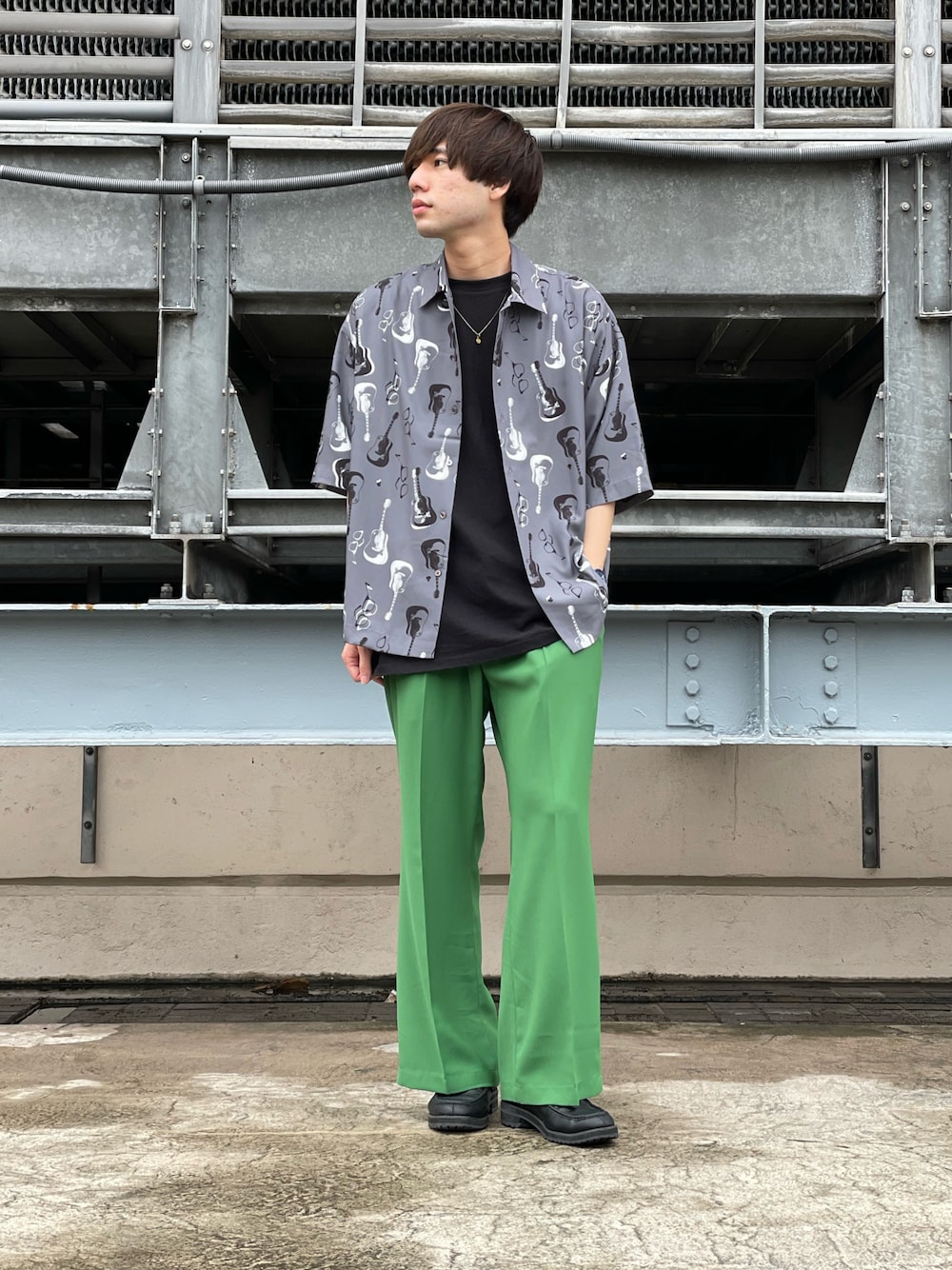 「大人カジュアル、グレー、柄シャツ、ワイドパンツ、カラーパンツ、きれいめカジュアル、おしゃれさんと繋がりたい、ootd、いいね、save、フォローお願いします🤑、tk.TAKEO KIKUCHI」｜「tk.TAKEO KIKUCHIのKAWASAKI TAKAYA × tk.TAKEO KIKUCHI コラボ総柄シャツ(ユニセックスアイテム)（シャツ/ブラウス、グレー系）」を使った、新宿ルミネエストtkさん（メンズ・173cm）の夏コーディネートの1枚目の写真