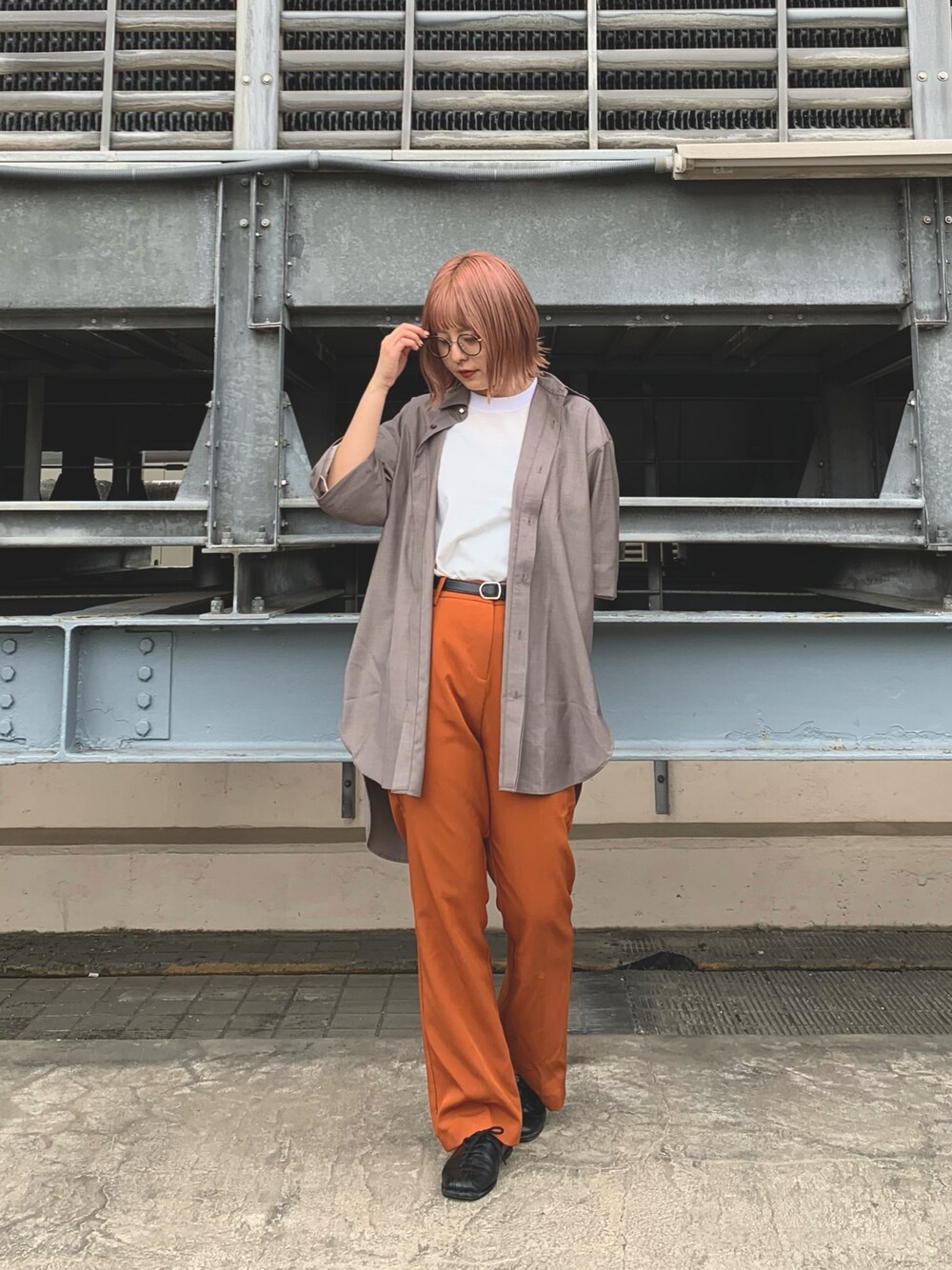 「ゆるコーデ、オトナカジュアル、きれいめカジュアル、シャツスタイル、メガネ女子、めがね、ブラウン、メンズライク、メンズアイテム、カラーパンツ、ロングシャツ、夏コーデ、ootd、tk.TAKEO KIKUCHI」｜「tk.TAKEO KIKUCHIのバックボタン半袖ロングシャツ（シャツ/ブラウス、ブラウン系）」を使った、新宿ルミネエストtkさん（レディース・161cm）の夏コーディネートの1枚目の写真