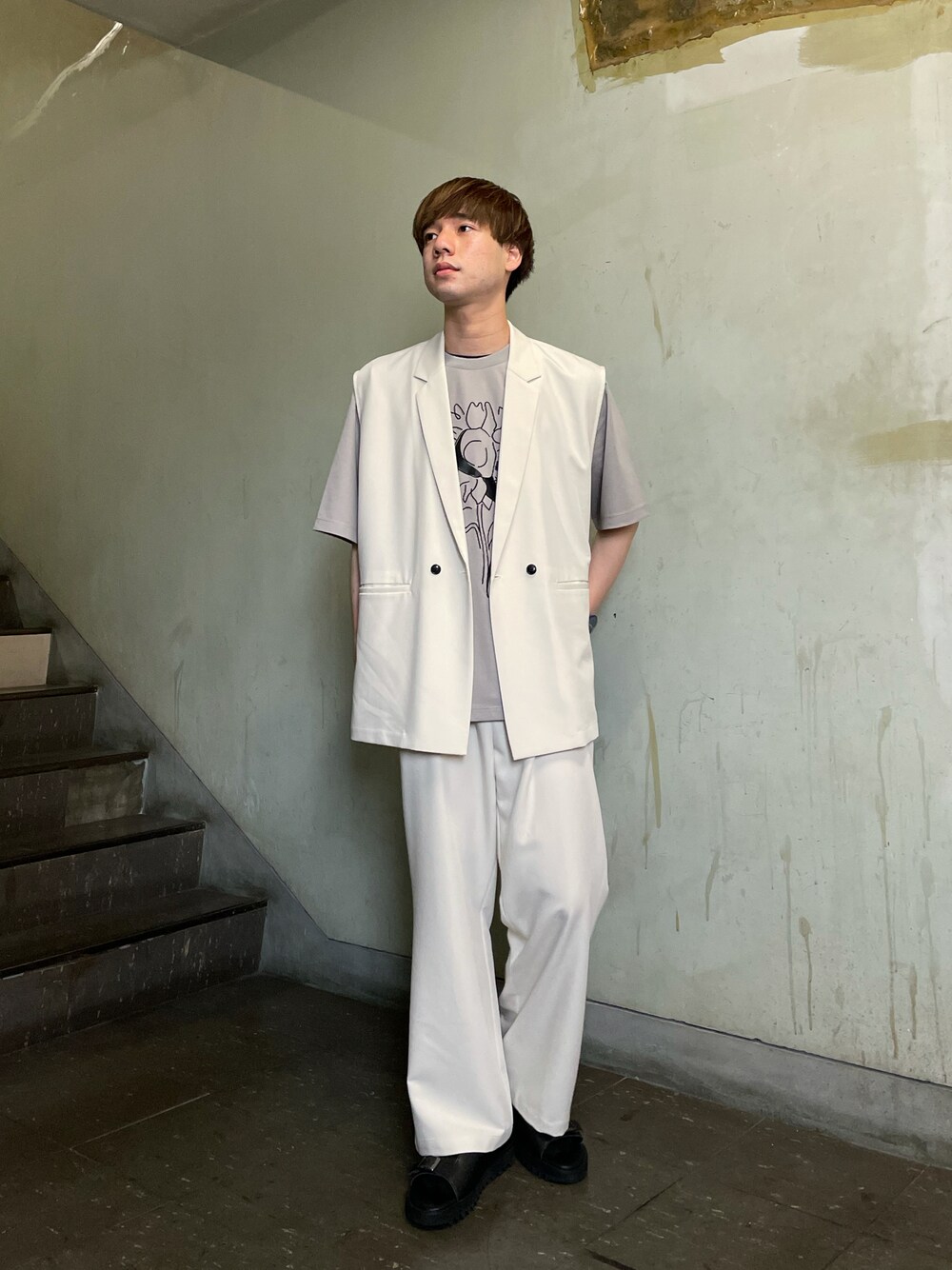 「ビッグシルエット、夏コーデ、シンプルコーデ、セットアップ、ベスト、ジャケット、ベージュ、ootd、いいね、save、フォローお願いします🤑、tk.TAKEO KIKUCHI」｜「tk.TAKEO KIKUCHIのLine Plant Tシャツ（Tシャツ/カットソー、グレー系）」を使った、新宿ルミネエストtkさん（メンズ・173cm）の夏コーディネートの1枚目の写真
