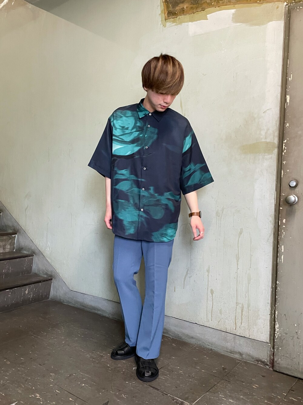 「ゆるコーデ、シャツスタイル、休日スタイル、フレアパンツ、カラーパンツ、ネイビー、サンダル、グルカサンダル、ootd、いいね、save、フォローお願いします🤑、tk.TAKEO KIKUCHI」｜「tk.TAKEO KIKUCHIのカスレフラワービッグシャツ（シャツ/ブラウス、ブルー系）」を使った、新宿ルミネエストtkさん（メンズ・173cm）の春コーディネートの1枚目の写真
