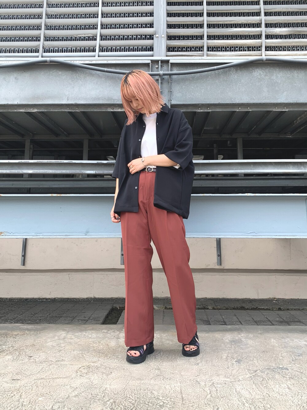 「キレイめ、秋のコーデ、オーバーサイズ、カジュアル、秋服準備はじめました、シンプルコーデ、リラックススタイル、カラーパンツ、モード、フレアパンツ、シャツスタイル、メンズライク、秋コーデ、オトナカジュアル、tk.TAKEO KIKUCHI」｜「tk.TAKEO KIKUCHIのカラーワイドフレアパンツ（その他パンツ、レッド系）」を使った、新宿ルミネエストtkさん（レディース・162cm）の秋コーディネートの1枚目の写真
