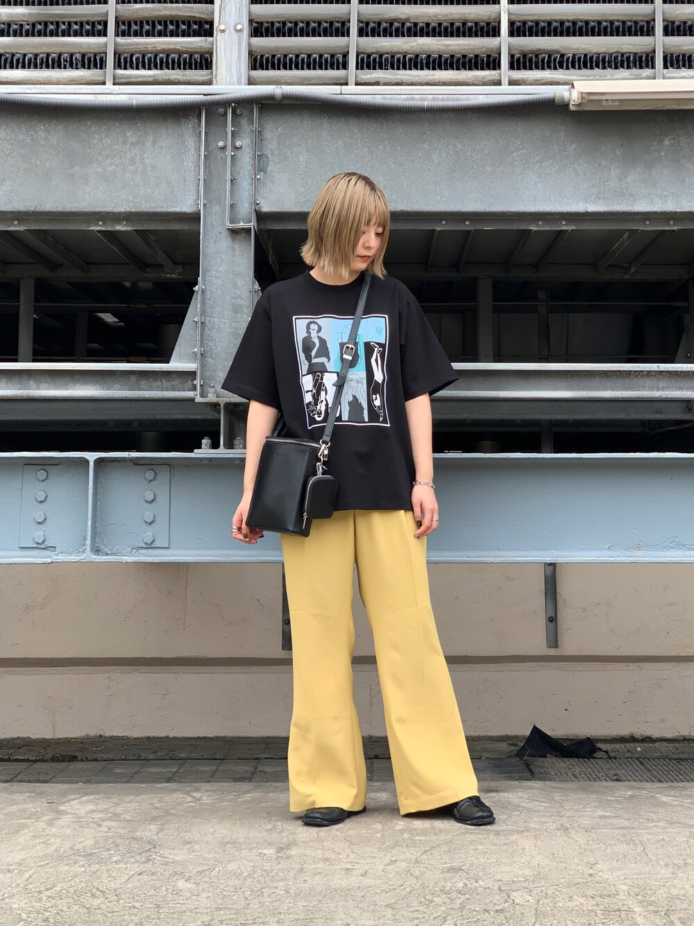 「オトナカジュアル、リラックススタイル、ラフ、ワイドパンツ、フレアパンツ、Tシャツ、プリントT、メンズライク、ゆるコーデ、カラーコーデ、カラーパンツ、ショルダーバッグ、夏コーデ、tk.TAKEO KIKUCHI」｜「tk.TAKEO KIKUCHIのカラーワイドフレアパンツ（その他パンツ、イエロー系）」を使った、新宿ルミネエストtkさん（レディース・161cm）の夏コーディネートの1枚目の写真