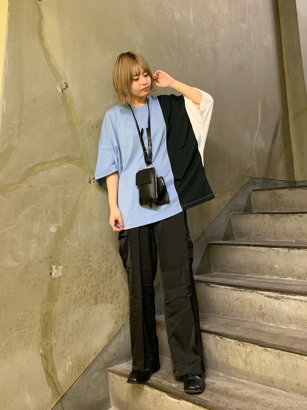 「Champion、ビックシルエット、カーゴパンツ、サテンパンツ、Tシャツ、夏コーデ、メンズライク、休日スタイル、ootd、おしゃれさんと繋がりたい、tk.TAKEO KIKUCHI」｜「tk.TAKEO KIKUCHIのサテンワイドストレートカーゴパンツ（その他パンツ、ブラック系）」を使った、新宿ルミネエストtkさん（レディース・161cm）の春コーディネートの1枚目の写真