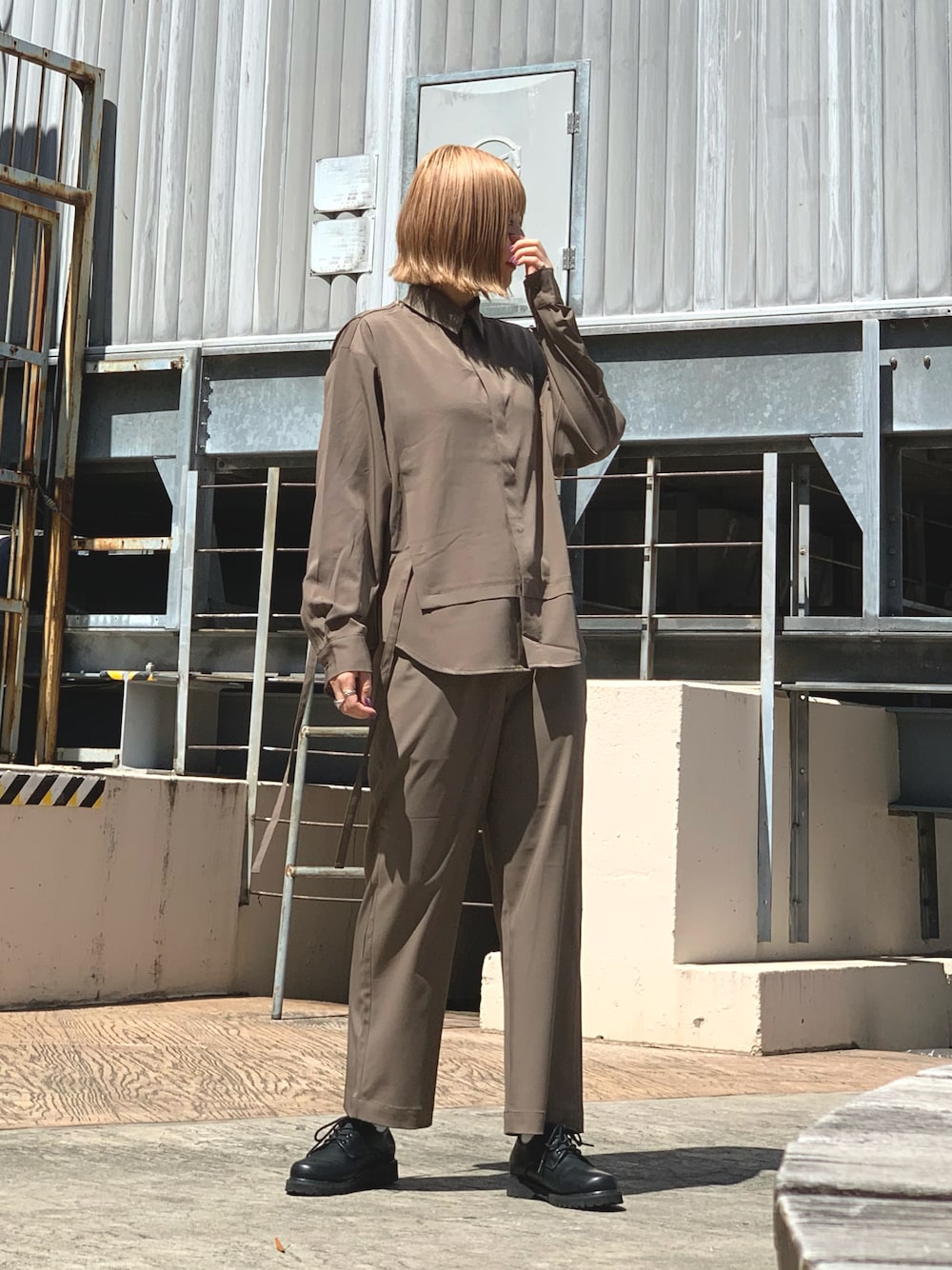 「オトナカジュアル、シンプルコーデ、大人コーデ、シャツスタイル、きれいめカジュアル、秋コーデ、ベージュ、レイヤードスタイル、パンツスタイル、セットアップ、メンズライク、tk.TAKEO KIKUCHI」｜「tk.TAKEO KIKUCHIのナメラカハーフレイヤードシャツセットアップ(シャツ+パンツセットアイテム/ユニセックスアイテム)（セットアップ、ベージュ系）」を使った、新宿ルミネエストtkさん（レディース・162cm）の秋コーディネートの1枚目の写真