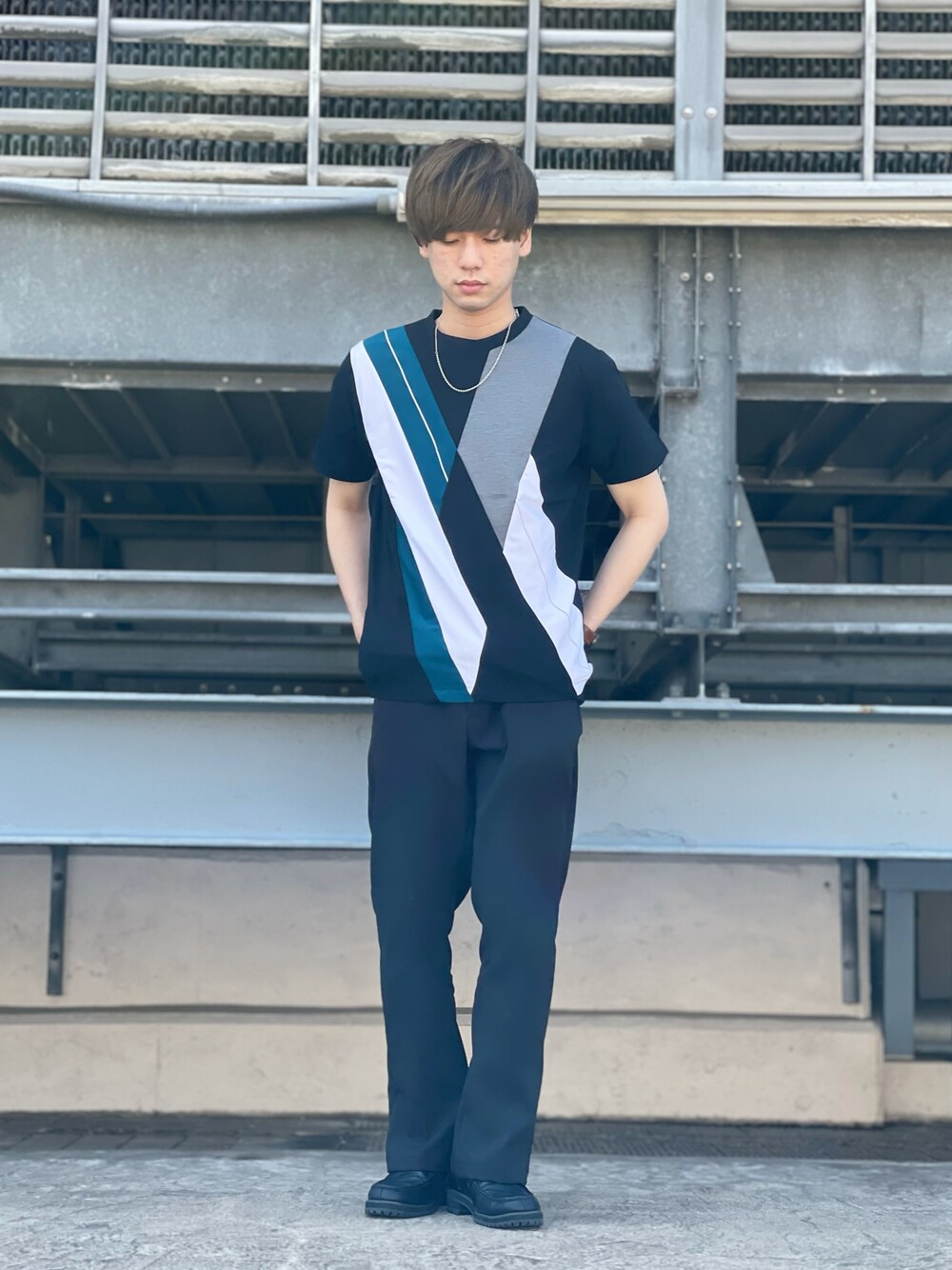 「ootd、休日スタイル、きれいめカジュアル、お洒落さんとつながりたい、いいね、save、フォローお願いします🤑、夏コーデ、フレアパンツ、ネイビー、新宿ルミネエスト、tk.TAKEO KIKUCHI」｜「tk.TAKEO KIKUCHIのVパッチワークカットソー（Tシャツ/カットソー、ブルー系）」を使った、新宿ルミネエストtkさん（メンズ・173cm）の春コーディネートの1枚目の写真