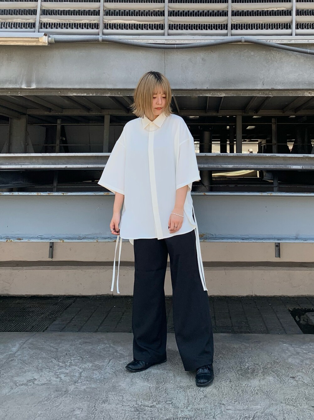 「ラフ、リラックススタイル、シンプル、シャツスタイル、白シャツ、ワイドパンツ、モノトーン、モノトーンコーデ、夏コーデ、オーバーサイズ、メンズライク、tk.TAKEO KIKUCHI」｜「tk.TAKEO KIKUCHIの【WEB限定】多バリエナメラカシャツ（シャツ/ブラウス、ホワイト系）」を使った、新宿ルミネエストtkさん（レディース・161cm）の夏コーディネートの1枚目の写真