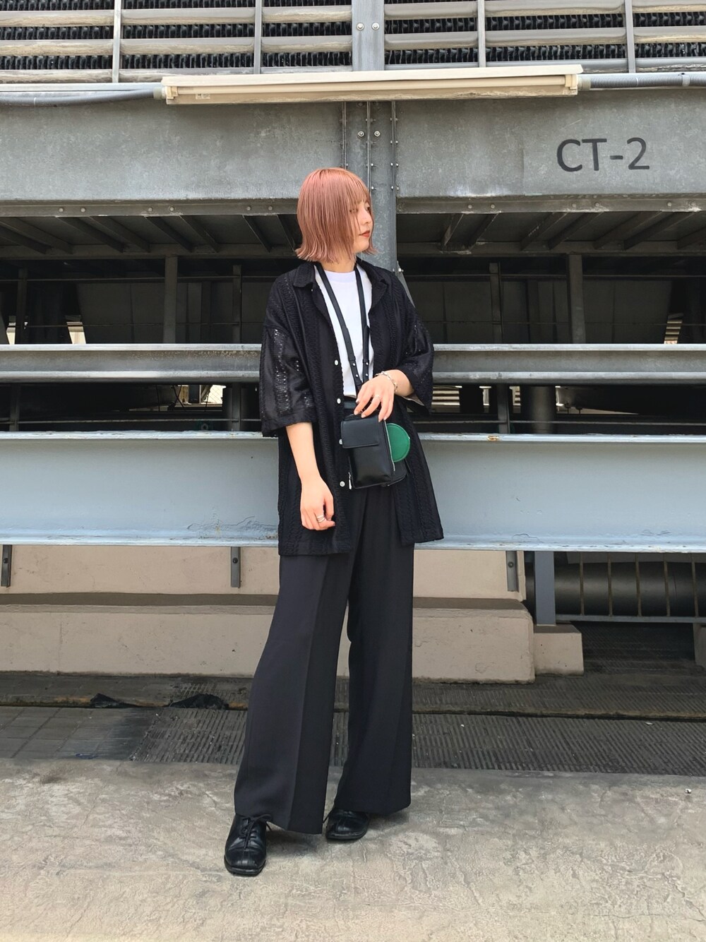 「夏コーデ、シンプルスタイル、リラックススタイル、シャツコーデ、ブラック、レース、レーストップス、ブラックコーデ、ワイドパンツ、フレアパンツ、メンズライク、シンプル、シンプルコーデ、ootd、tk.TAKEO KIKUCHI」｜「tk.TAKEO KIKUCHIのレースデザインシャツ（シャツ/ブラウス、ブラック系）」を使った、新宿ルミネエストtkさん（レディース・161cm）の夏コーディネートの1枚目の写真