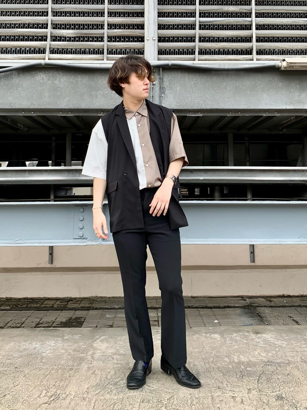 「おしゃれさんと繋がりたい、お洒落さんとつながりたい、服好きな人と繋がりたい、いいね、save、フォローお願いします🤑、春夏コーデ、きれいめカジュアル、大人カジュアル、ジレ、ベスト、フレアパンツ、ブラックコーデ、シャツスタイル、ヒール、新宿ルミネエスト、tk.TAKEO KIKUCHI」｜「tk.TAKEO KIKUCHIのダブルベルトノースリーブジャケット（ユニセックスアイテム）（ベスト、ブラック系）」を使った、新宿ルミネエストtkさん（メンズ・171cm）の春コーディネートの1枚目の写真