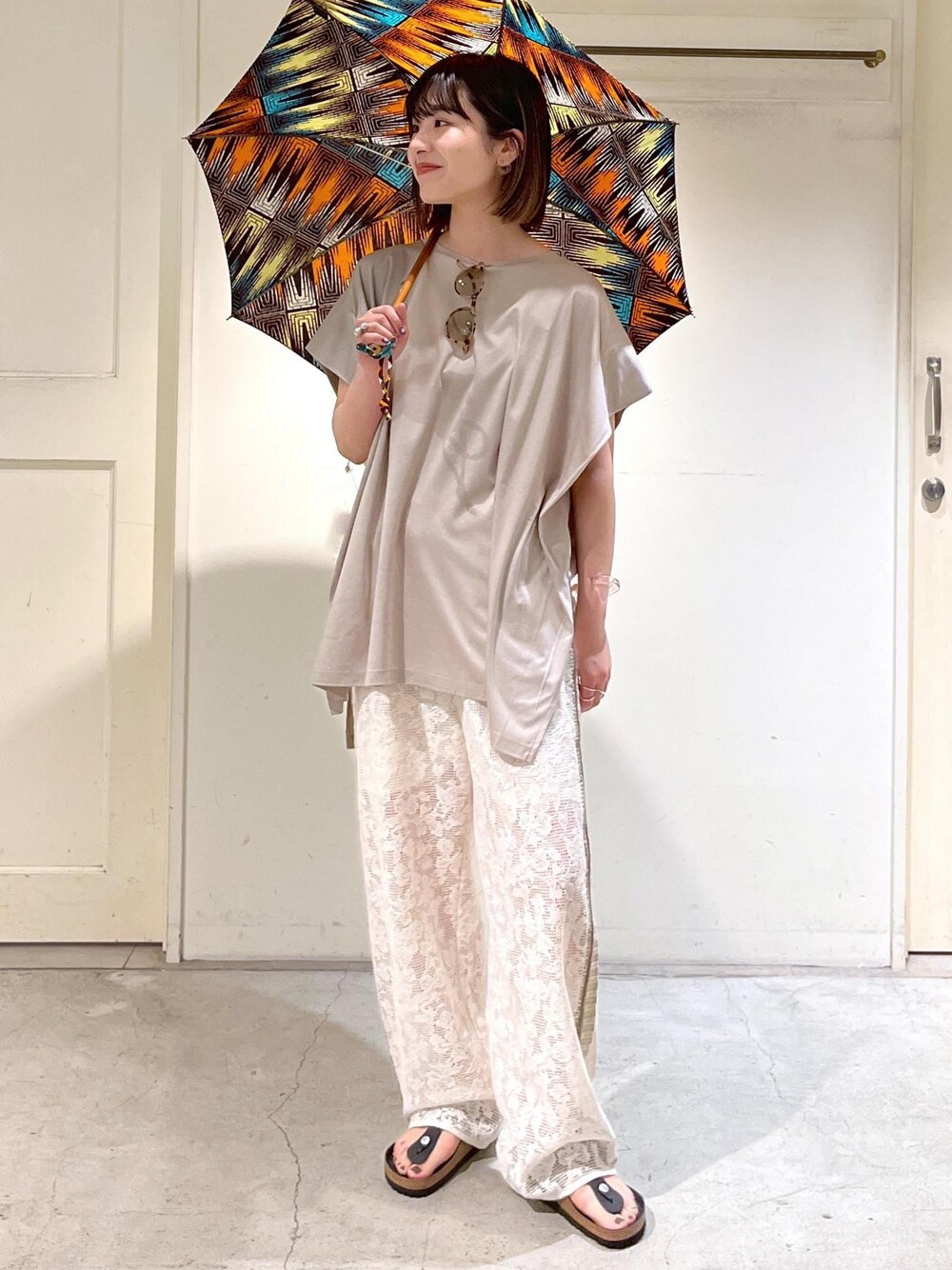 「Tシャツ、オーガニックコットン、BIRKENSTOCK、Gizeh Big Buckle LEOI、IZIPIZI、POPUP、サングラス、bonbonstore、日傘、ベージュ、プルオーバー、オーバーサイズ、ホワイト、パンツ、レース」｜「SALON adam et rope'のスムースフロープルオーバー/ビッグTシャツ【接触冷感・UVケア】（Tシャツ/カットソー、ベージュ系）」を使った、michiruさん（レディース・156cm）の春コーディネートの1枚目の写真