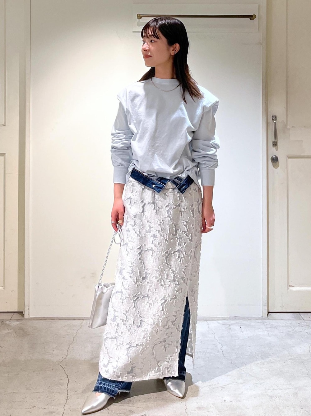 「KURO、Tシャツ、タイトスカート、ホワイト、デニム、ネイビー、レザー、シルバー、ミニバッグ、初春コーデ、春コーデ、デートコーデ、お出かけコーデ、旅行コーデ、推し活コーデ」｜「SALON adam et rope'のエルブジャガードスリットナロースカート（スカート、ホワイト系）」を使った、michiruさん（レディース・156cm）の春コーディネートの1枚目の写真