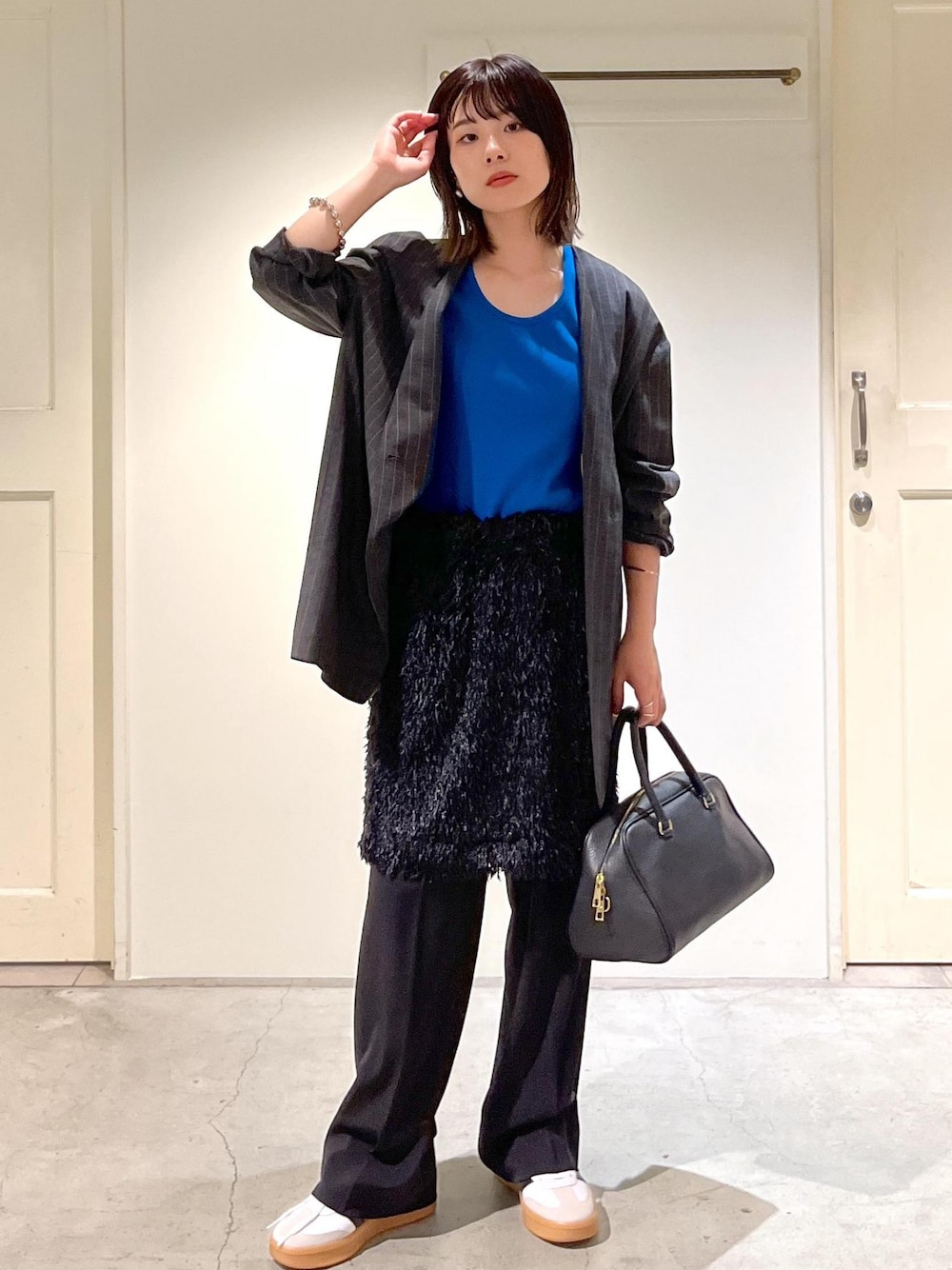 「kinan、チャコール、Tシャツ、リブ、フェザー、スラックス、adidas、SAMBA XLG、AULENTTI、ブラック、ハンドバッグ、ジャケット、オーバーサイズ、ノーカラー、ブルー」｜「SALON adam et rope'のフェザーレイヤードスカート/ミニスカート【洗える】（スカート、ブラック系）」を使った、michiruさん（レディース・156cm）の夏コーディネートの1枚目の写真