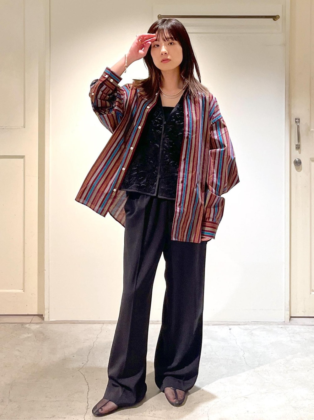「Baserange、ベースレンジ、シャツ、オーバーシャツ、ストライプ、ジレ、フラワー、ブラック、キャミソール、イージーパンツ、REMME、メッシュ、フラットシューズ、ERICKA NICOLAS BEGAY、シルバー」｜「SALON adam et rope'の[追加]イージーリラックスストレートパンツ2/スラックス【接触冷感・UVケア・洗える】（その他パンツ、ブラック系）」を使った、michiruさん（レディース・156cm）の冬コーディネートの1枚目の写真