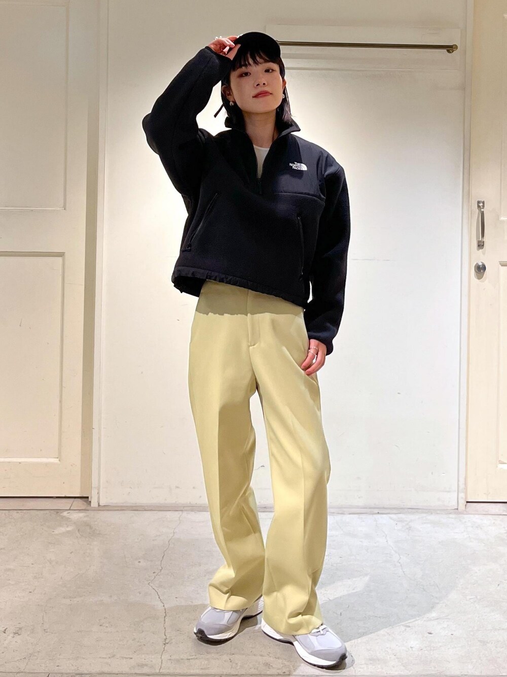 「THE NORTH FACE、ノースフェイス、フリース、ジャケット、New Balance、ニューバランス、Americana、アメリカーナ、キャップ、ブラック、パンツ、イエロー、グレー、スニーカー、サロンアダムエロペ」｜「SALON adam et rope'の【Americana（アメリカーナ）】47クリーンナップキャップ（キャップ、ブラック系）」を使った、michiruさん（レディース・156cm）の秋コーディネートの1枚目の写真