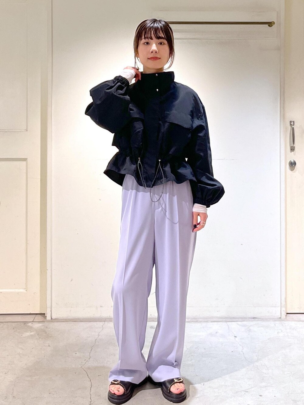 「ブルゾン、シアー、Tシャツ、スラックス、MOHI、別注、ショルダーバック、トートバッグ、アメリカーナ、ブラック、パンツ、ラベンダー、サンダル、厚底、サロンアダムエロペ」｜「SALON adam et rope'のシアークルーネックプルオーバー（Tシャツ/カットソー、ホワイト系）」を使った、michiruさん（レディース・156cm）の冬コーディネートの1枚目の写真