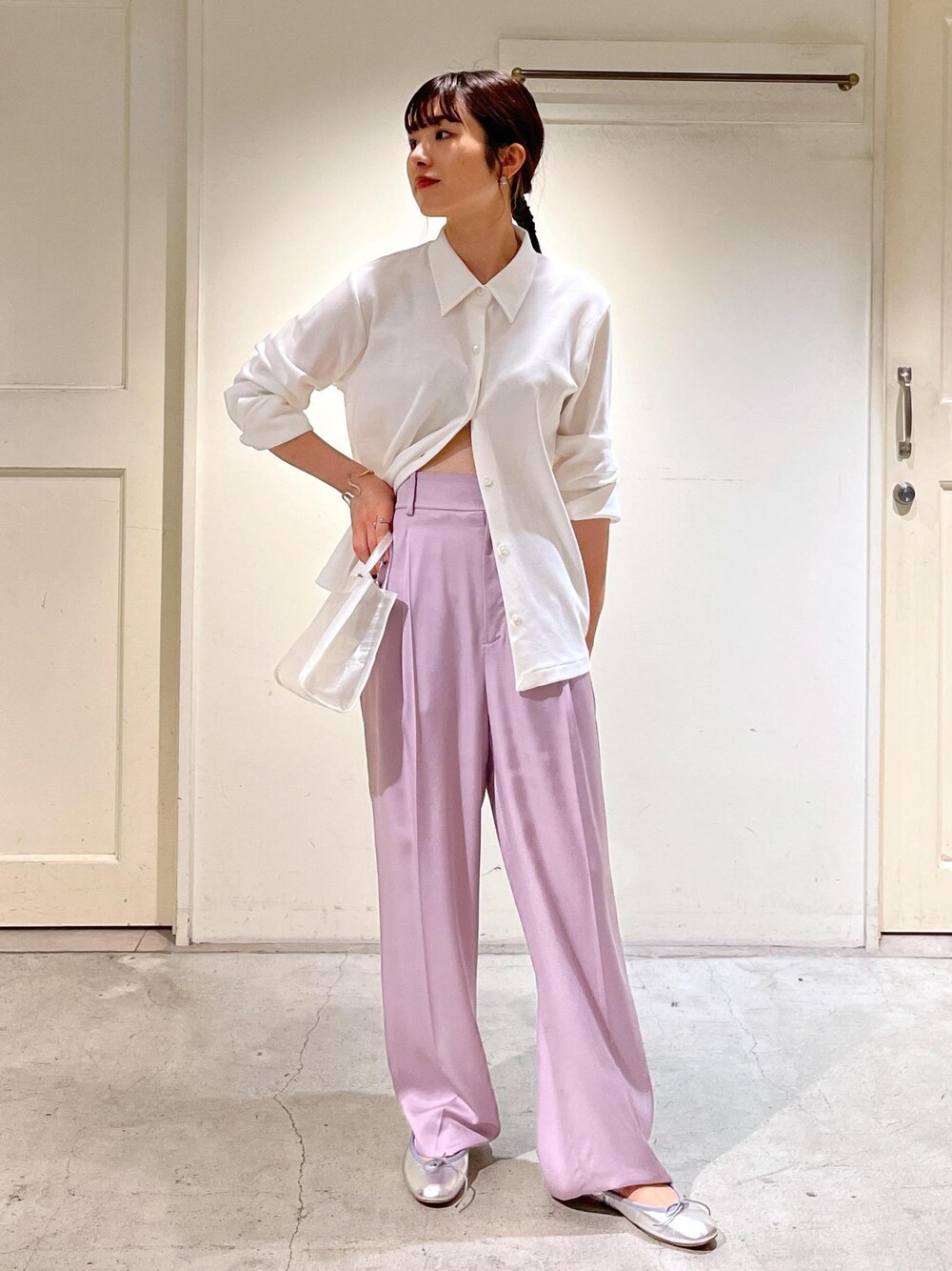 「骨格ウェーブ、ブルベ、低身長、KINAN、イージーパンツ、porselli、バレエシューズ、PLASTICITY、POPUP、お出かけコーデ、サロンアダムエロペ、SALON　adam et rope'、シャツスタイル、リラックススタイル、パンツスタイル」｜「SALON adam et rope'の【porselli（ポルセリ）】バレエシューズ / シルバー（バレエシューズ、シルバー系）」を使った、michiruさん（レディース・156cm）の夏コーディネートの1枚目の写真