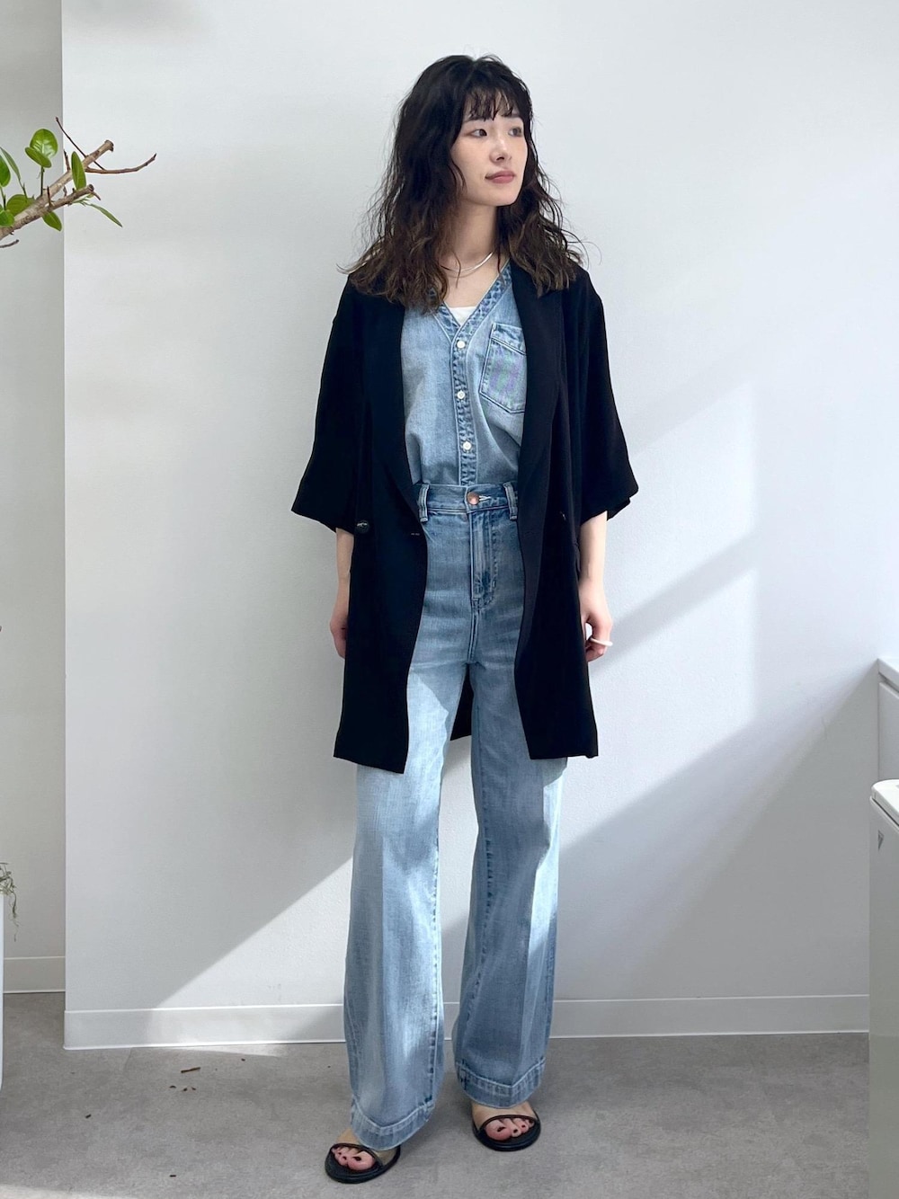 「ハーフスリーブ、ブラック、羽織、RED CARD TOKYO for SALON、RED CARD TOKYO、デニム、GILET blouse、easy SLOGAN、ブルー、BRENTELLA、VIRNINA、ミュール、春コーデ、初夏コーデ、夏コーデ」｜「RED CARD TOKYOの【RED CARD TOKYO（レッドカードトーキョー）for SALON】別注GILET blouse / デニムジレベスト（ベスト、ブルー系）」を使った、michiruさん（レディース・156cm）の春コーディネートの1枚目の写真
