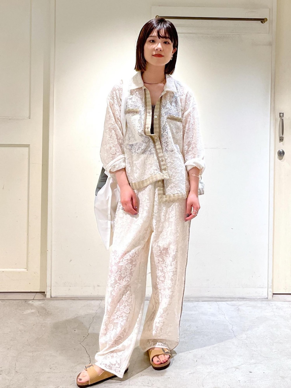 「オーガニックコットン、ジャケット、シャツ、KINAN、タンクトップ、カーキ、BIRKENSTOCK、Arizona VL Dotted、Alec Soth、トートバッグ、ホワイト、ベージュ、パンツ、レース、サンダル」｜「SALON adam et rope'のKINANファームリーリブタンクトップ（タンクトップ、グリーン系）」を使った、michiruさん（レディース・156cm）の春コーディネートの1枚目の写真