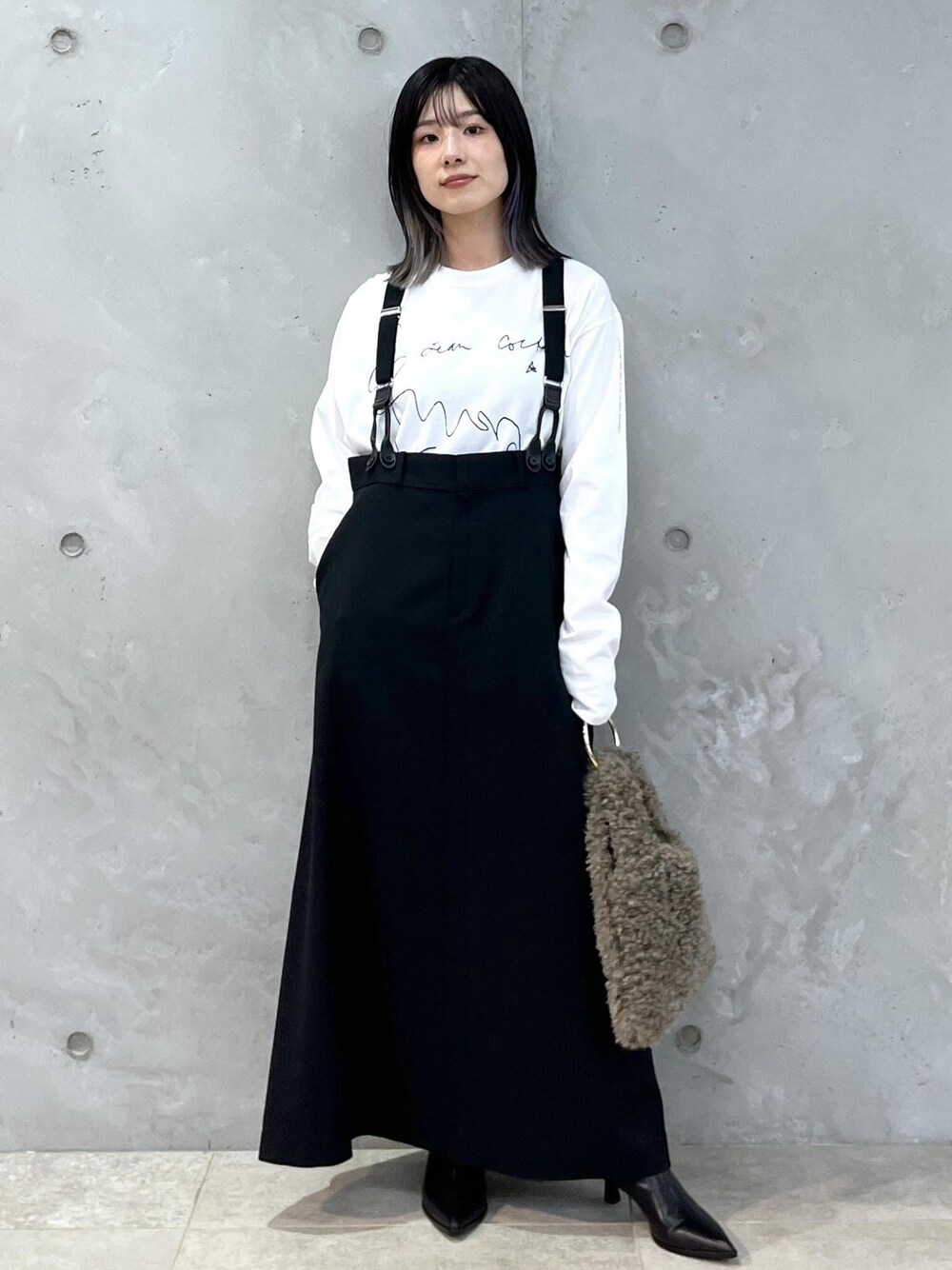 「Jean Cocteau、ジャン・コクトー、Tシャツ、プリントTシャツ、ホワイト、サスペンダー、トラペーズスカート、ブラック、helen Moore、ミニバッグ、ファー、ベージュ、秋コーデ、初冬コーデ、デートコーデ」｜「HELEN MOOREの【helen Moore】Detachable Gold（ハンドバッグ、ブラウン系）」を使った、michiruさん（レディース・156cm）の秋コーディネートの1枚目の写真