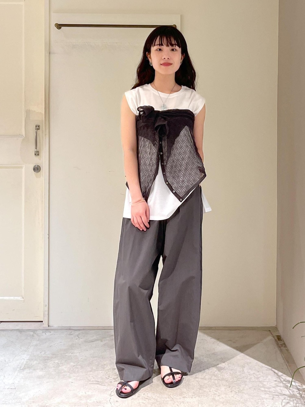 「羽織、レース、チャコール、プリマヴェール、オーガニックコットン、カーヴィーパンツ、MOHI、BAGMATI、シルバー、春コーデ、初夏コーデ、夏コーデ、デートコーデ、お出かけコーデ、旅行コーデ」｜「MOHIの【MOHI（モヒ）】サンダル（サンダル、ブラック系）」を使った、michiruさん（レディース・156cm）の春コーディネートの1枚目の写真