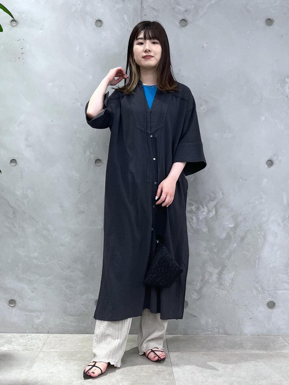 「23SS夏の新作、骨格ウェーブ、ブルベ、低身長、高島ちぢみ、ガウン、タンクトップ、サックス、BATONER、別注、WEB限定、BRENTA、サロンアダムエロペ、SALON　adam et rope'、ミニバック」｜「SALON adam et rope'の【セットアップ対応・手洗い可能】高島ちぢみロングスリットエフォートレスガウン/ワンピース（シャツ/ブラウス、ブラック系）」を使った、michiruさん（レディース・156cm）の春コーディネートの1枚目の写真