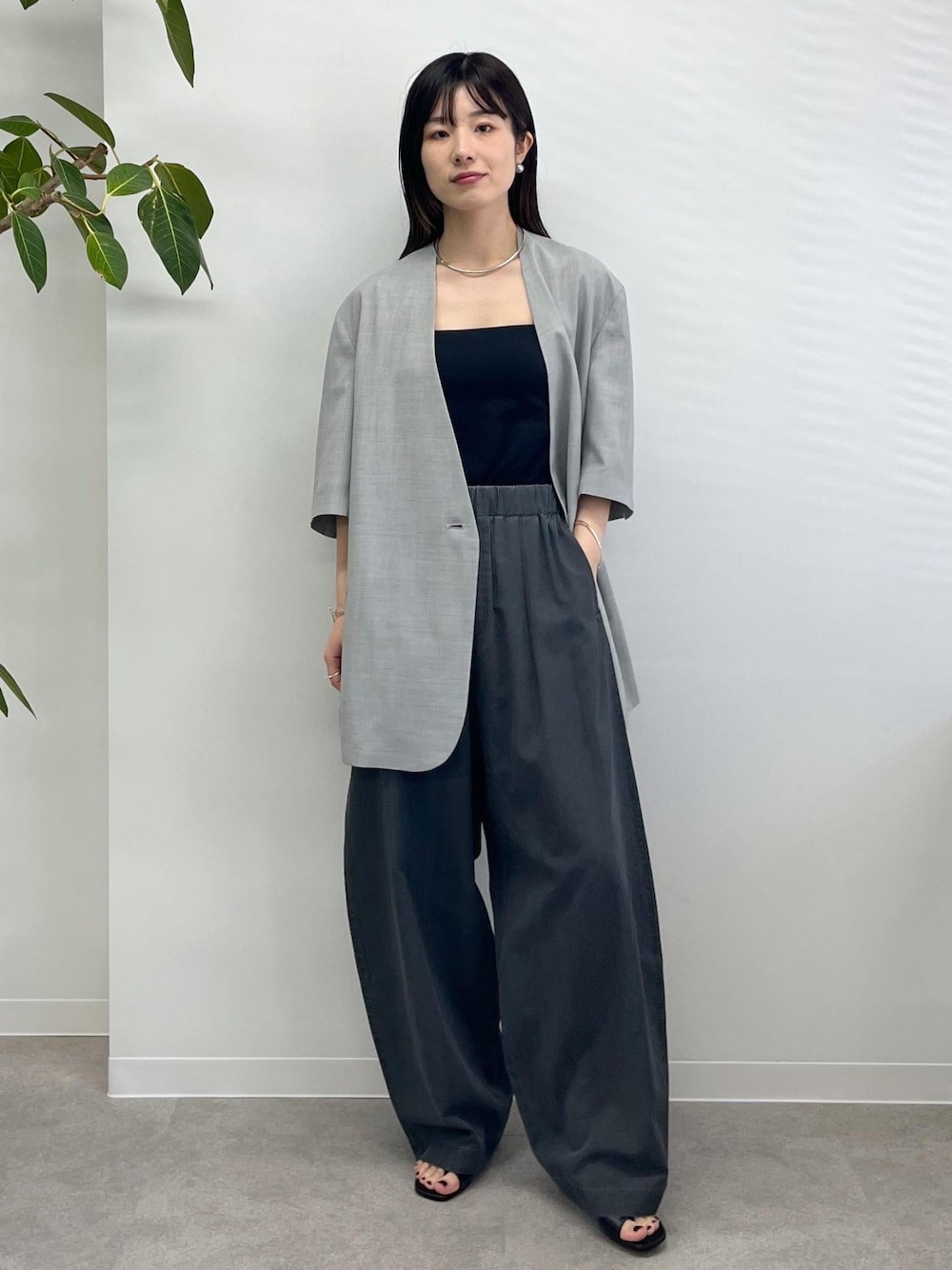 「Americana for SALON、Americana、ジャケット、ノーカラー、半袖、グレー、カーヴィーパンツ、チャコール、サンダル、ブラック、初春コーデ、春コーデ、初夏コーデ、お仕事コーデ、セレモニーコーデ」｜「AMERICANAの【Americana（アメリカーナ） for SALON】別注ジャケット（テーラードジャケット、グレー系）」を使った、michiruさん（レディース・156cm）の冬コーディネートの1枚目の写真