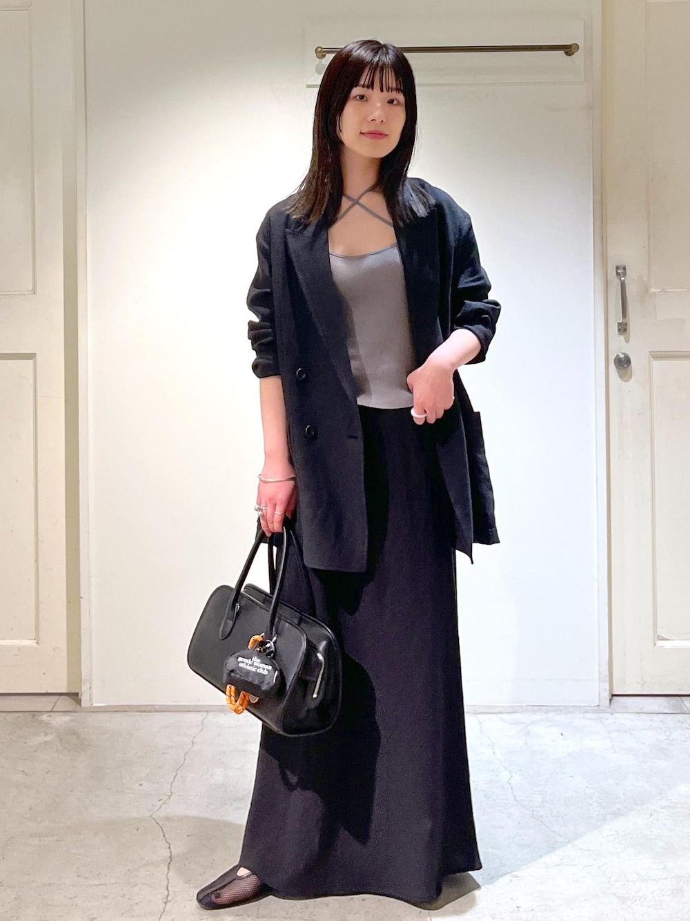 「ダブルジャケット、キュプラコットン、グレー、REMME、Americana for SALON、ミニバッグ、チャーム、初春コーデ、春コーデ、お仕事コーデ、セレモニーコーデ、卒業式コーデ、卒園式コーデ、授業参観日コーデ、入学式コーデ」｜「SALON adam et rope'の【セットアップ対応】キュプラコットンリブクロスキャミソール（キャミソール、グレー系）」を使った、michiruさん（レディース・156cm）の冬コーディネートの1枚目の写真