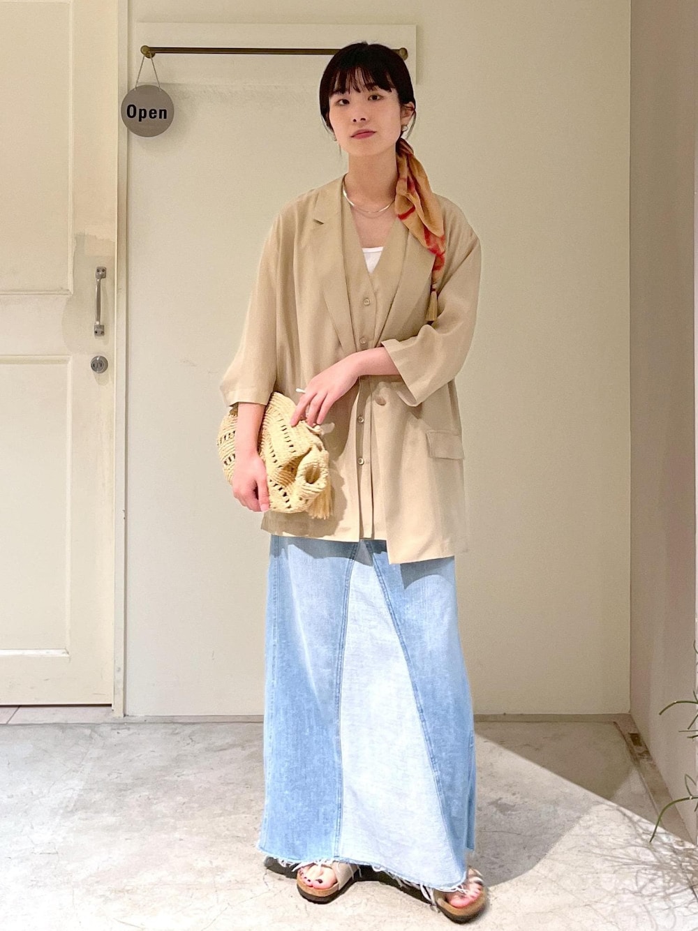 「GENTLE SILK、羽織、半袖、ウォッシャブルシルク、ベージュ、プリマベール、ホワイト、RED CARD TOKYO、vivan、ブルー、BIRKENSTOCK、Zurich、MAISON N.H PARIS、タイダイ染め、オレンジ」｜「SALON adam et rope'の[25SS]GENTLE SILKジレ【セットアップ対応】（ベスト、ベージュ系）」を使った、michiruさん（レディース・156cm）の春コーディネートの1枚目の写真