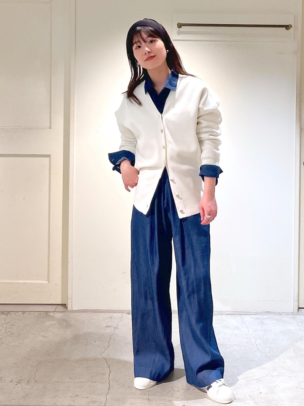 「金ボタン、Ｖネック、デニム、adidas、SUPERSTAR82、heyep、ヘアバンド、初春コーデ、春コーデ、デートコーデ、お出かけコーデ、旅行コーデ、アウトドアコーデ、推し活コーデ、女子会コーデ」｜「SALON adam et rope'のオープンカラーリラクシーデニムオールインワン（つなぎ/オールインワン、ブルー系）」を使った、michiruさん（レディース・156cm）の春コーディネートの1枚目の写真