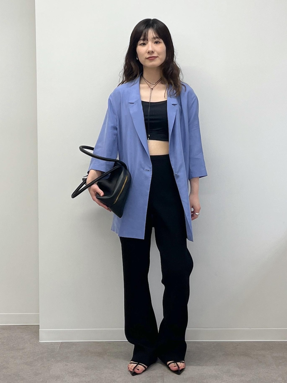 「GENTLE SILK、ウォッシャブルシルク、半袖、羽織、ブルー、レギンスパンツ、レザー、初春コーデ、春コーデ、初夏コーデ、お仕事コーデ、デートコーデ、お出かけコーデ、旅行コーデ、推し活コーデ」｜「SALON adam et rope'のスプリットレザーミドルボストンバッグ 2（ボストンバッグ、ブラック系）」を使った、michiruさん（レディース・156cm）の春コーディネートの1枚目の写真