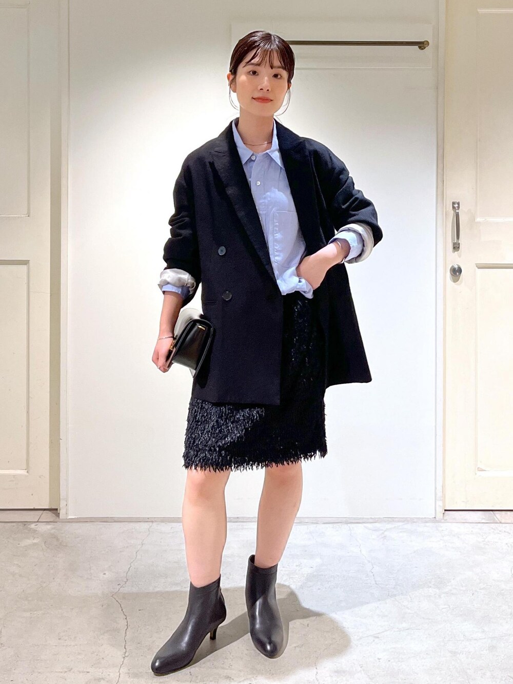 「新作、Americana for SALON、Americana、近江晒、ウール、フェザー、ミニバッグ、クラッチバッグ、REMME、ブラック、ジャケット、オーバーサイズ、ダブルボタン、ブルー、シャツ」｜「SALON adam et rope'のフェザーレイヤードスカート/ミニスカート【洗える】（スカート、ブラック系）」を使った、michiruさん（レディース・156cm）の夏コーディネートの1枚目の写真