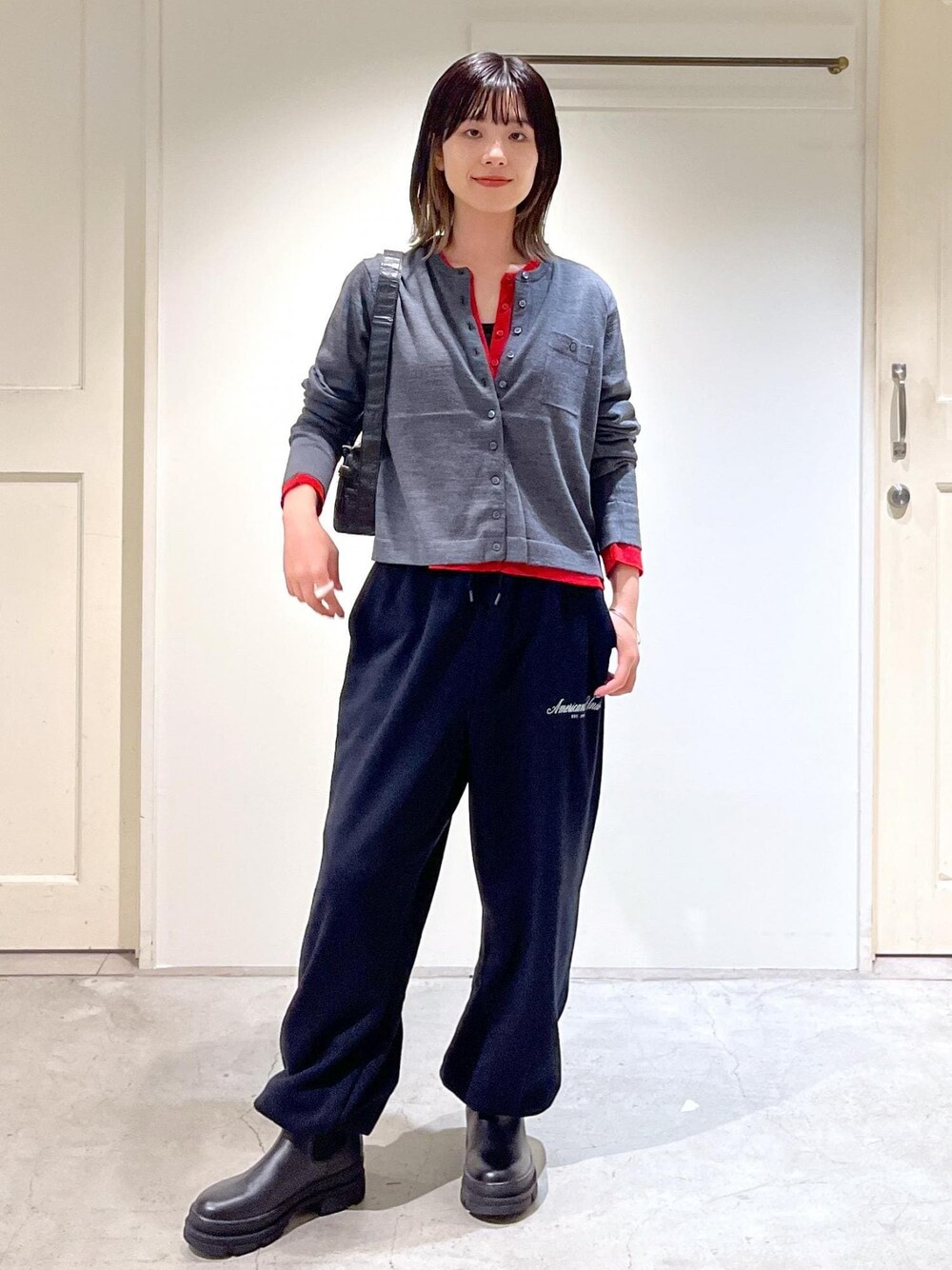「ウォッシャブルウール、レッド、Americana for SALON、Americana、スウェット、REMME、R&D.M.Co-OLDMAN'S TAILOR、ショルダーバッグ、ウエストポーチ、ミニバッグ、グレー、ネイビー、ブラック、レザー、厚底」｜「SALON adam et rope'のウォッシャブルウールクルーネックカーディガン（カーディガン/ボレロ、グレー系）」を使った、michiruさん（レディース・156cm）の秋コーディネートの1枚目の写真