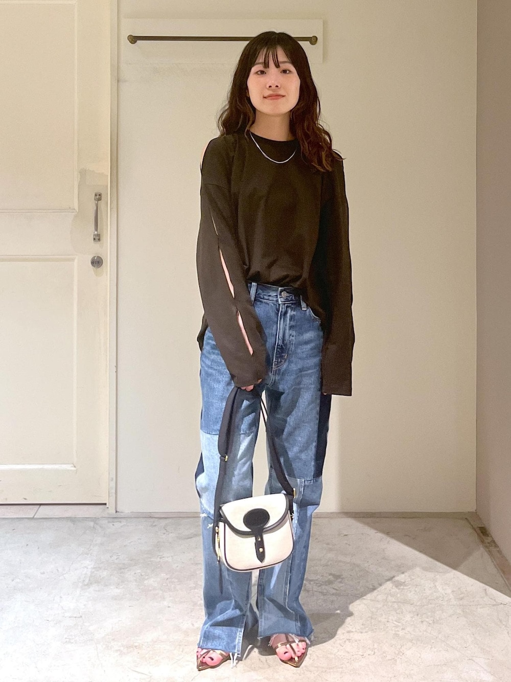 「Baserange、PIN LONG SLEEVE TEE、デニム、COTTON USA、Brady、COLNE MINI、初春コーデ、春コーデ、デートコーデ、お出かけコーデ、旅行コーデ、アウトドアコーデ、推し活コーデ、女子会コーデ、大人カジュアル」｜「SALON adam et rope'のナローストラップサンダル（サンダル、その他）」を使った、michiruさん（レディース・156cm）の春コーディネートの1枚目の写真