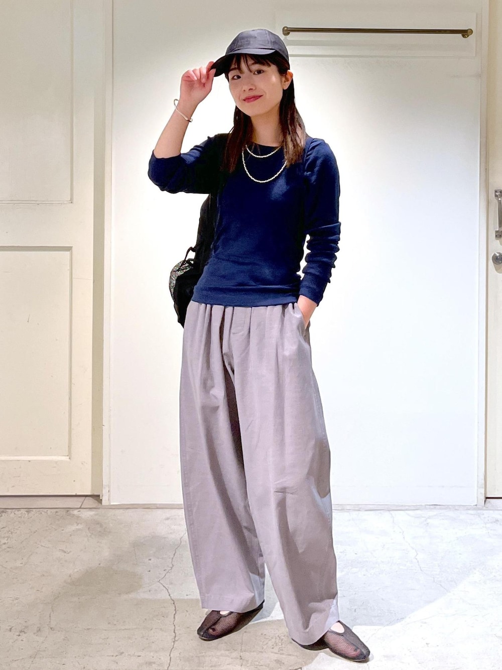 「Hug Silk、プルオーバー、Tシャツ、シルク、ネイビー、カーヴィーパンツ、グリーン、REMME、Americana for SALON、ERICKA NICOLAS BEGAY、シルバーアクセサリー、リュック、THE NORTH FACE、初春コーデ、春コーデ」｜「REMMEの【REMME(レメ)】メッシュフラットシューズ（パンプス、ブラック系）」を使った、michiruさん（レディース・156cm）の春コーディネートの1枚目の写真
