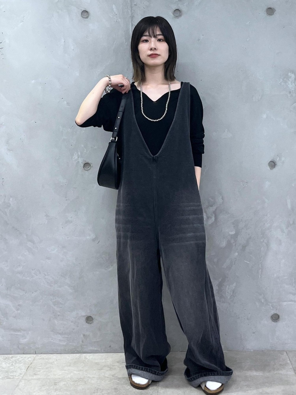 「ウォッシャブルウール、ニット、WEB限定、デニム、AULENTTI、ERICKA NICOLAS BEGAY、シルバー、ブラック、レザー、レザーバッグ、プルオーバー、オールインワン、サロペット、オーバーオール、初秋コーデ」｜「SALON adam et rope'のウォッシャブルウールVネックプルオーバー（ニット/セーター、ブラック系）」を使った、michiruさん（レディース・156cm）の夏コーディネートの1枚目の写真