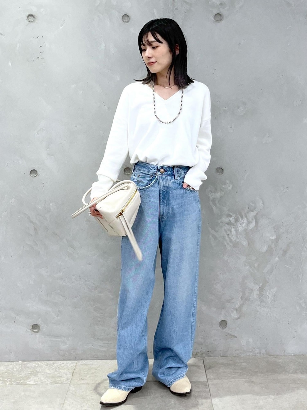 「スウェット、プルオーバー、Ｖネック、ホワイト、デニム、レザー、ERICKA NICOLAS BEGAY、ナバホパール、シルバー、RED CARD TOKYO、Dakota、初秋コーデ、秋コーデ、初冬コーデ、デートコーデ」｜「SALON adam et rope'のスプリットレザーミドルボストンバッグ（ボストンバッグ、ホワイト系）」を使った、michiruさん（レディース・156cm）の秋コーディネートの1枚目の写真