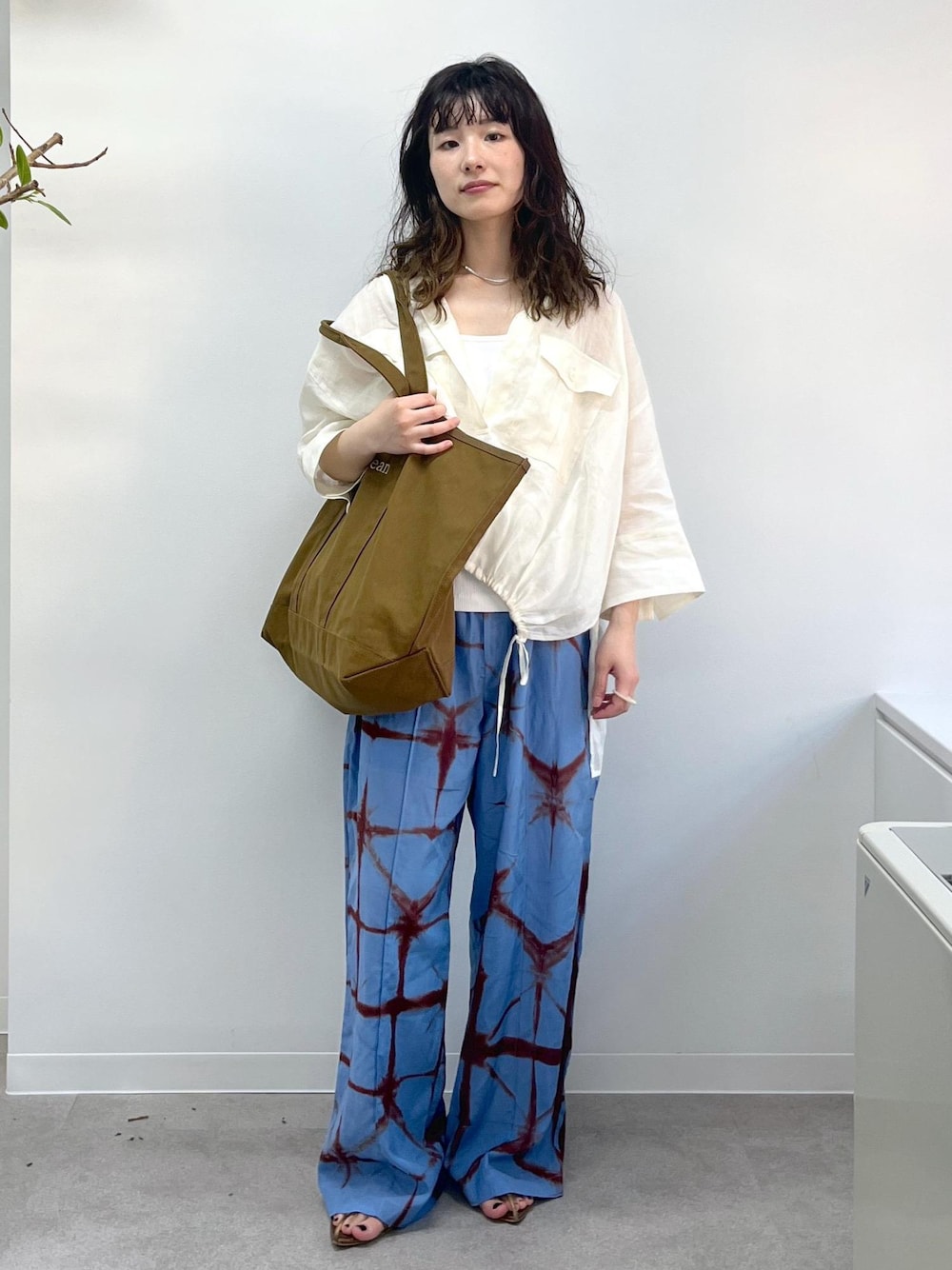 「ホワイト、プリマベール、イージーパンツ、タイダイ染め、L.L.Bean for SALON、L.L.Bean、グロサリートート、初夏コーデ、夏コーデ、デートコーデ、お出かけコーデ、旅行コーデ、アウトドアコーデ、推し活コーデ、女子会コーデ」｜「SALON adam et rope'のナローストラップサンダル（サンダル、その他）」を使った、michiruさん（レディース・156cm）の春コーディネートの1枚目の写真