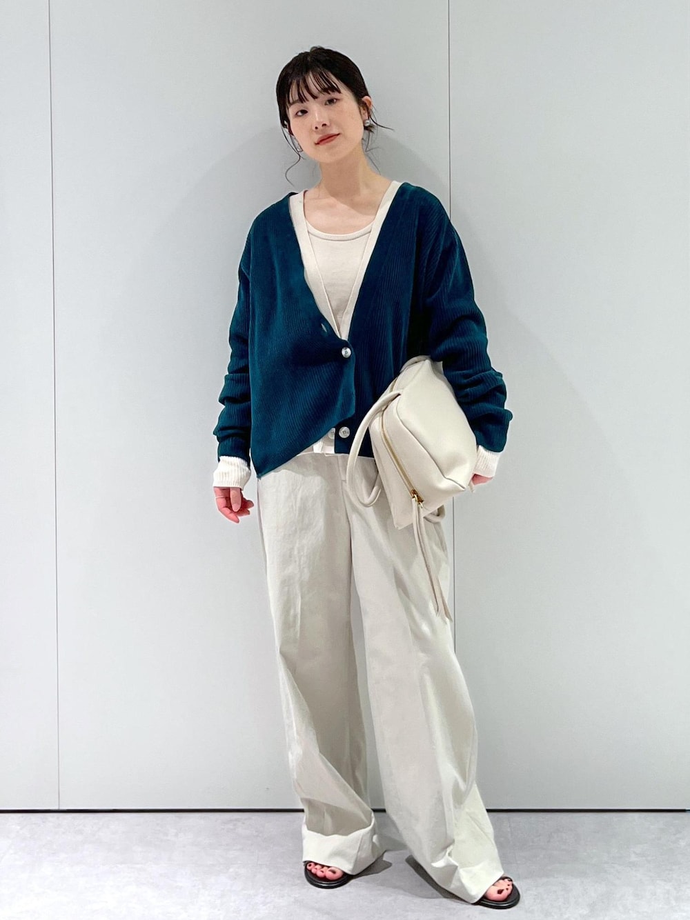 「CreamyCotton、クリーミーコットン、オーガニックコットン、Ｖネック、グリーン、ホワイト、ハイウエスト、BRENTELLA、ミュール、レザー、初春コーデ、春コーデ、初秋コーデ、秋コーデ、初冬コーデ」｜「SALON adam et rope'のスプリットレザーミドルボストンバッグ（ボストンバッグ、ホワイト系）」を使った、michiruさん（レディース・156cm）の冬コーディネートの1枚目の写真