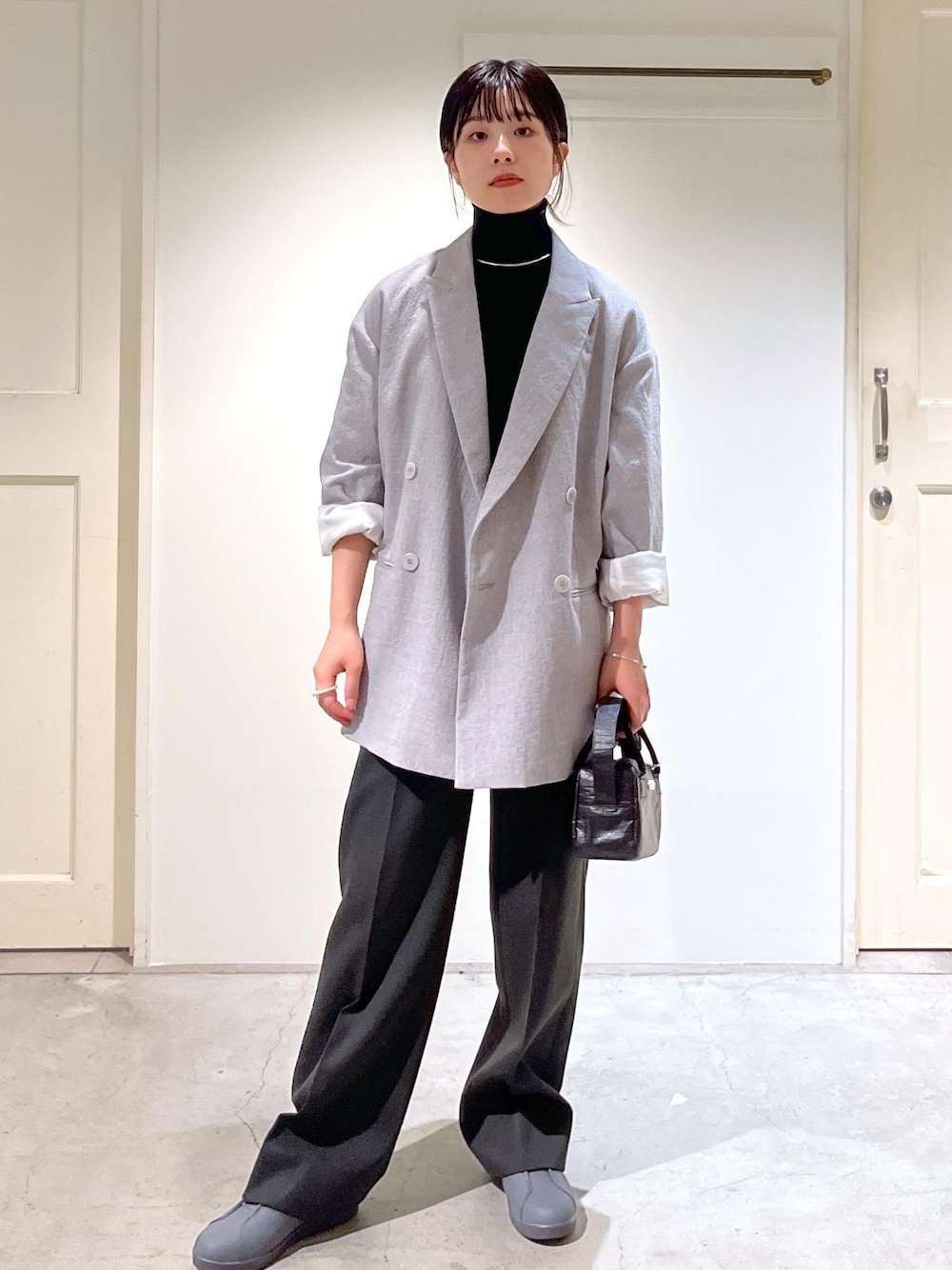 「新作、近江晒、ウール、ダブルジャケット、ウォッシャブルウール、タートル、プルオーバー、VISTO WOOL GABA、moon star、810s、popup、R&D.M.Co-OLDMAN'S TAILOR、ショルダーバッグ、ウエストポーチ、ミニバッグ」｜「SALON adam et rope'のウォッシャブルウールタートルネックプルオーバー（ニット/セーター、ブラック系）」を使った、michiruさん（レディース・156cm）の秋コーディネートの1枚目の写真