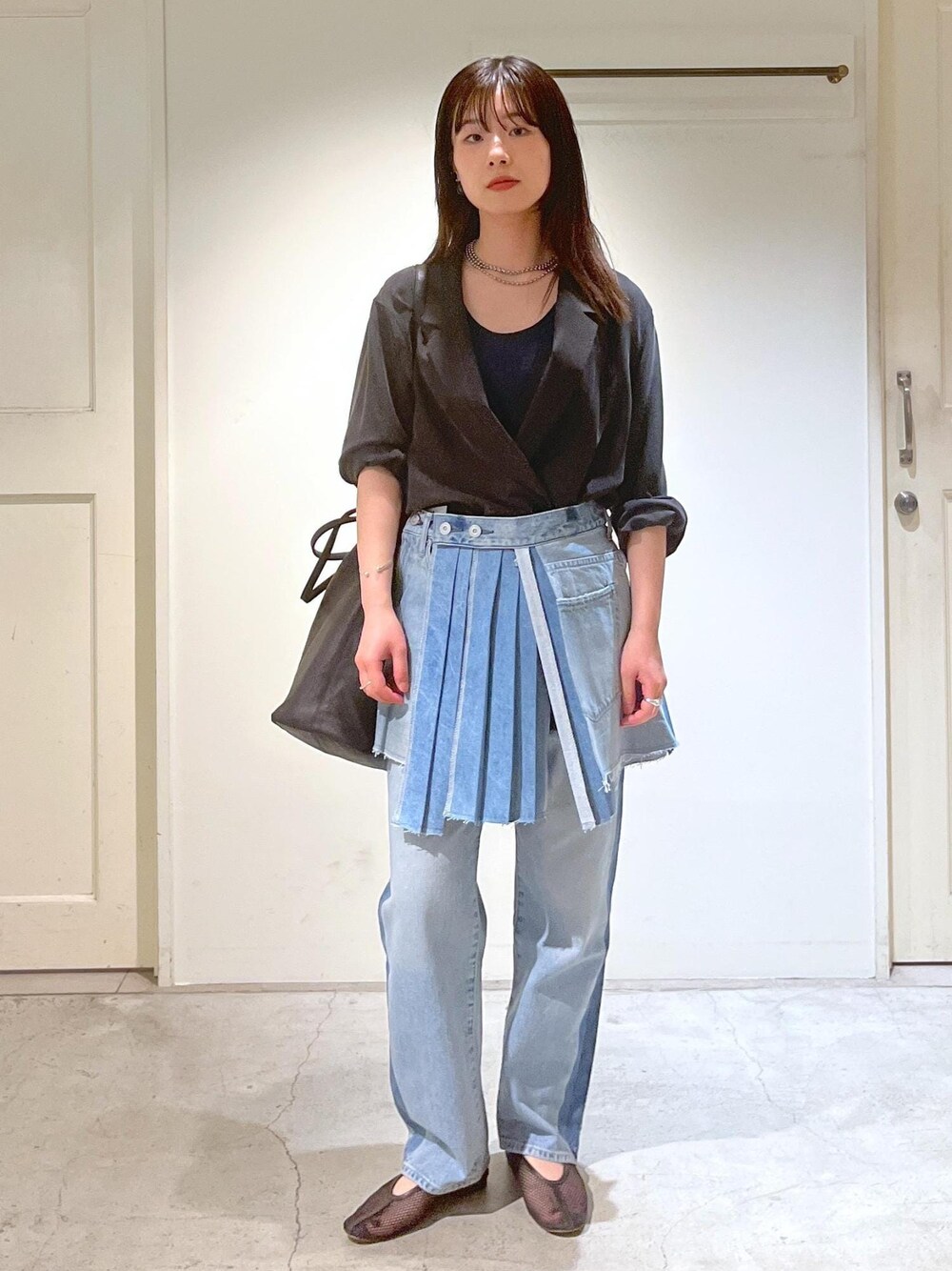 「GENTLE SILK、Hug Silk、ネイビー、KURO for SALON、デニム、OPTIMA、サイドライン、REMME、salon_recommemd_outer_pickup、ミニスカート、巻きスカート、Morphee、トートバッグ、ショルダーバッグ、やぎ革」｜「REMMEの【REMME(レメ)】メッシュフラットシューズ（パンプス、ブラック系）」を使った、michiruさん（レディース・156cm）の春コーディネートの1枚目の写真