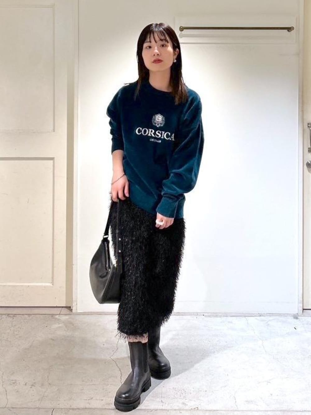 「CreamyCotton、クリーミーコットン、プルオーバー、オーガニックコットン、グリーン、COUTURE D'ADAM、フェザー、ブラック、REMME、チェルシーブーツ、レザー、BRENTELLA、バッグ、初春コーデ、秋コーデ」｜「REMMEの【REMME（レメ）】クラシックチェルシーブーツ（ブーツ、ブラック系）」を使った、michiruさん（レディース・156cm）の冬コーディネートの1枚目の写真