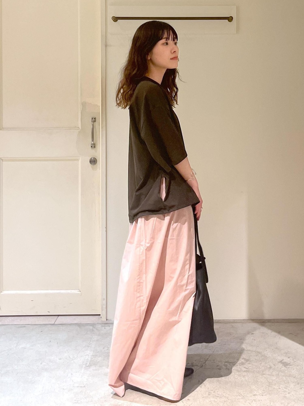 「Baserange、PIN TEE SHIRT、オーバーサイズ、ブラウン、CABLE PANTS、REMME、Morphee、春コーデ、初夏コーデ、夏コーデ、デートコーデ、お出かけコーデ、旅行コーデ、アウトドアコーデ、推し活コーデ」｜「REMMEの【REMME(レメ)】メッシュフラットシューズ（パンプス、ブラック系）」を使った、michiruさん（レディース・156cm）の春コーディネートの1枚目の写真