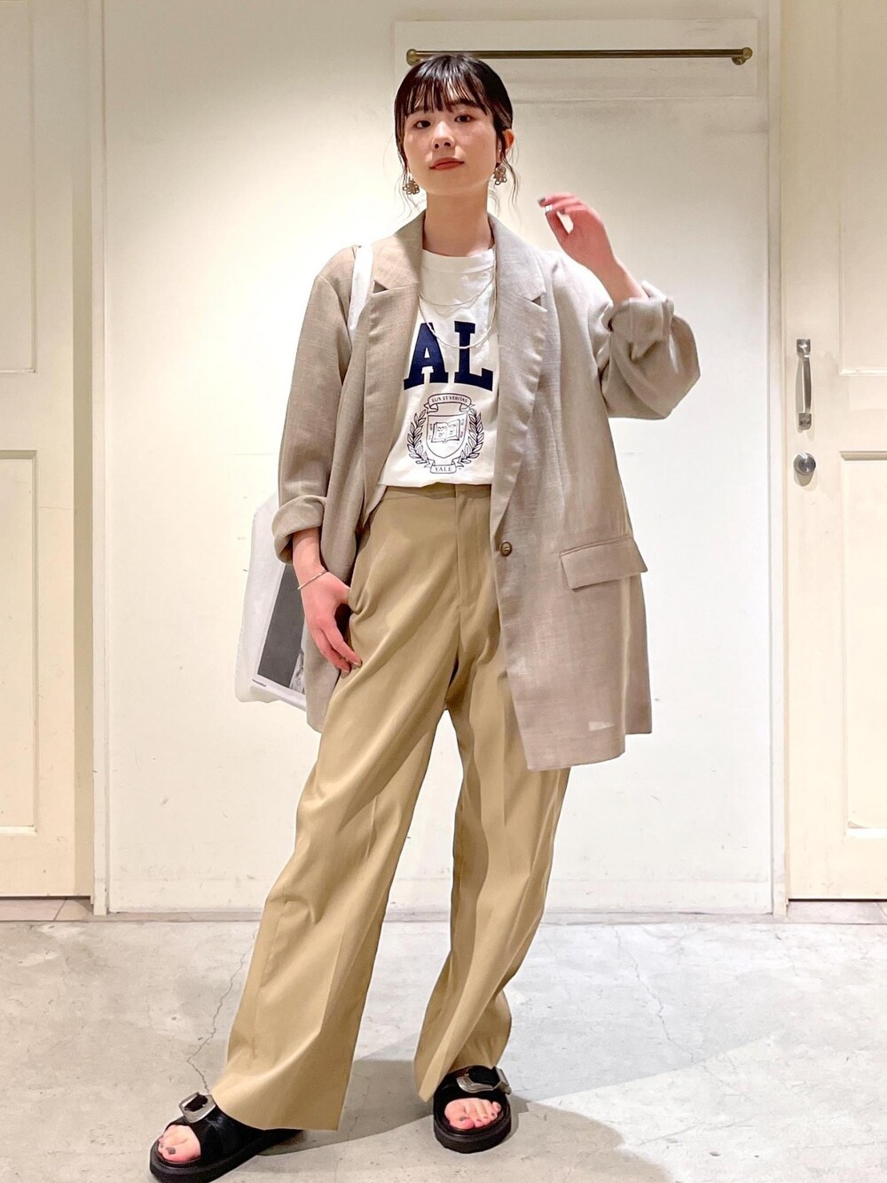 「24SS春の新作、UP + LIKE LINEN、GOOD ROCK SPEED、YALE、別注、MOHI、KARL BLOSSFELD、トートバッグ、サロンアダムエロペ、24SS_SALON_OUTER、春アウター、ERICKA NICOLAS BEGAY、ナバホパール、シルバーアクセサリー、ベージュ」｜「SALON adam et rope'の【KARL BLOSSFELD】フォトプリントトートバッグ（トートバッグ、ホワイト系）」を使った、michiruさん（レディース・156cm）の冬コーディネートの1枚目の写真