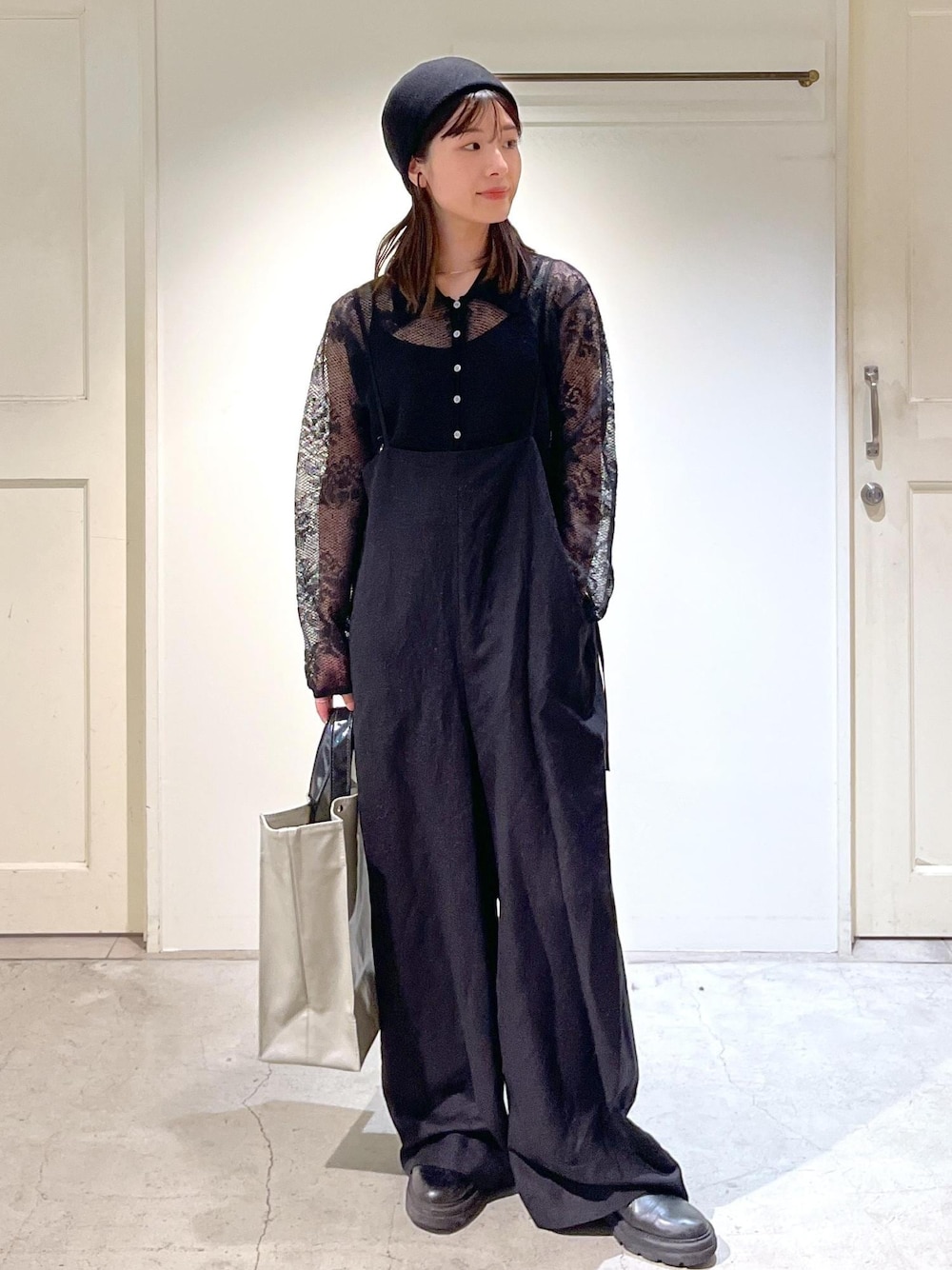 「シャツ、レース、シアー、モヘヤ、ブラック、サロペット、麻、レーヨン、La Maison de Lyllis、ウール、TEMBEA×Americana×SALON、グレー、初秋コーデ、秋コーデ、初冬コーデ」｜「AMERICANAの【Americana×TEMBEA×SALON】別注トートバッグ＆ポシェットセット（トートバッグ、グレー系）」を使った、michiruさん（レディース・156cm）の冬コーディネートの1枚目の写真