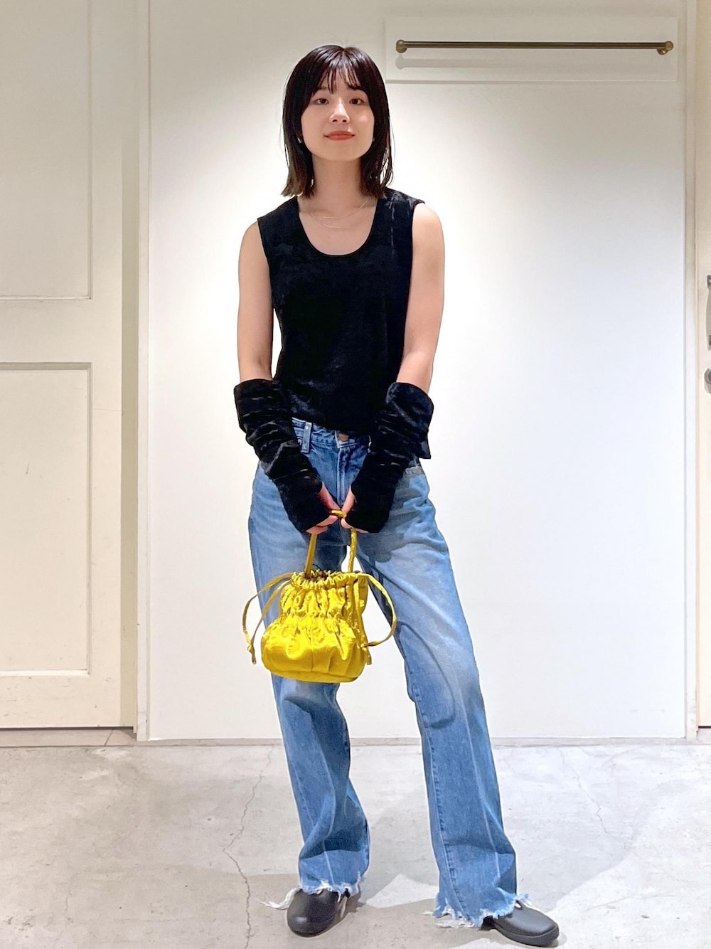 「クラッシュベロア、RED CARD TOKYO、LESLIE、MOONSTAR、ラバーシューズ、チェーンバッグ、ミニバッグ、audrey hepburn、audrey hepburn collection by jun、オードリー・ヘプバーン、オードリー・ヘプバーンコレクションバイジュン、アームカバー、NativeSilverStreams、シルバー、イエロー」｜「MoonStarの【MOONSTAR FINE VULCANIZED（ムーンスター）】LITE PRIM ST（その他シューズ、ブラック系）」を使った、michiruさん（レディース・156cm）の夏コーディネートの1枚目の写真